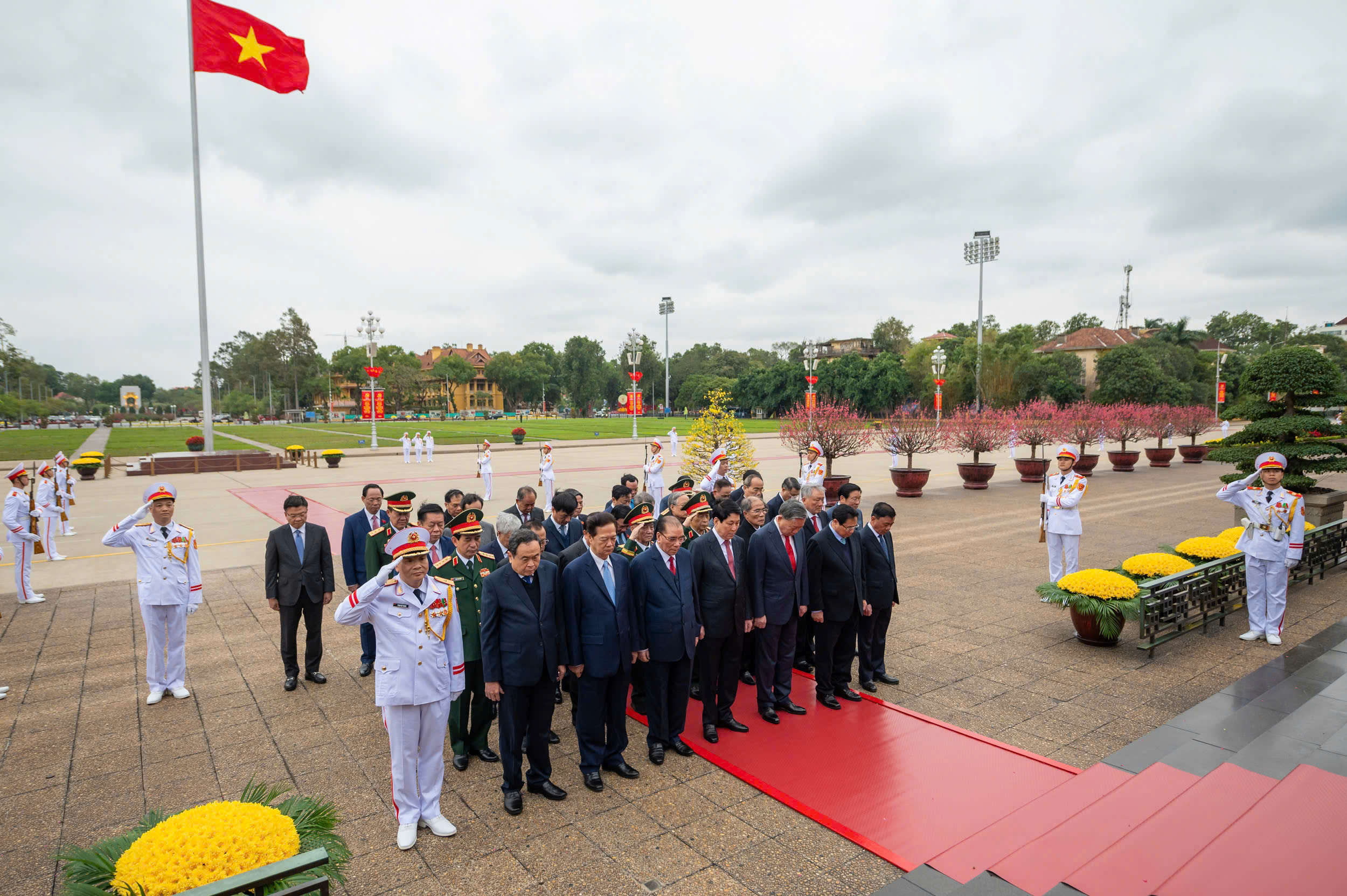 L&atilde;nh đạo Đảng, Nh&agrave; nước v&agrave;o Lăng viếng Chủ tịch Hồ Ch&iacute; Minh- Ảnh 4.