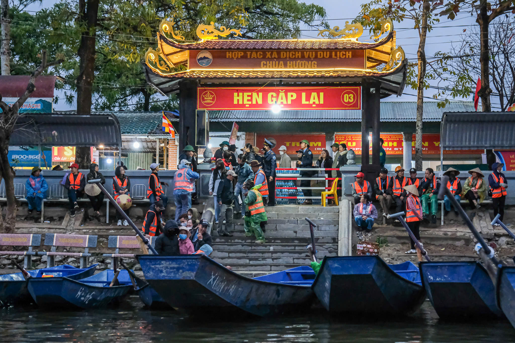 H&agrave;ng vạn người đổ về ch&ugrave;a Hương ng&agrave;y khai hội- Ảnh 7.