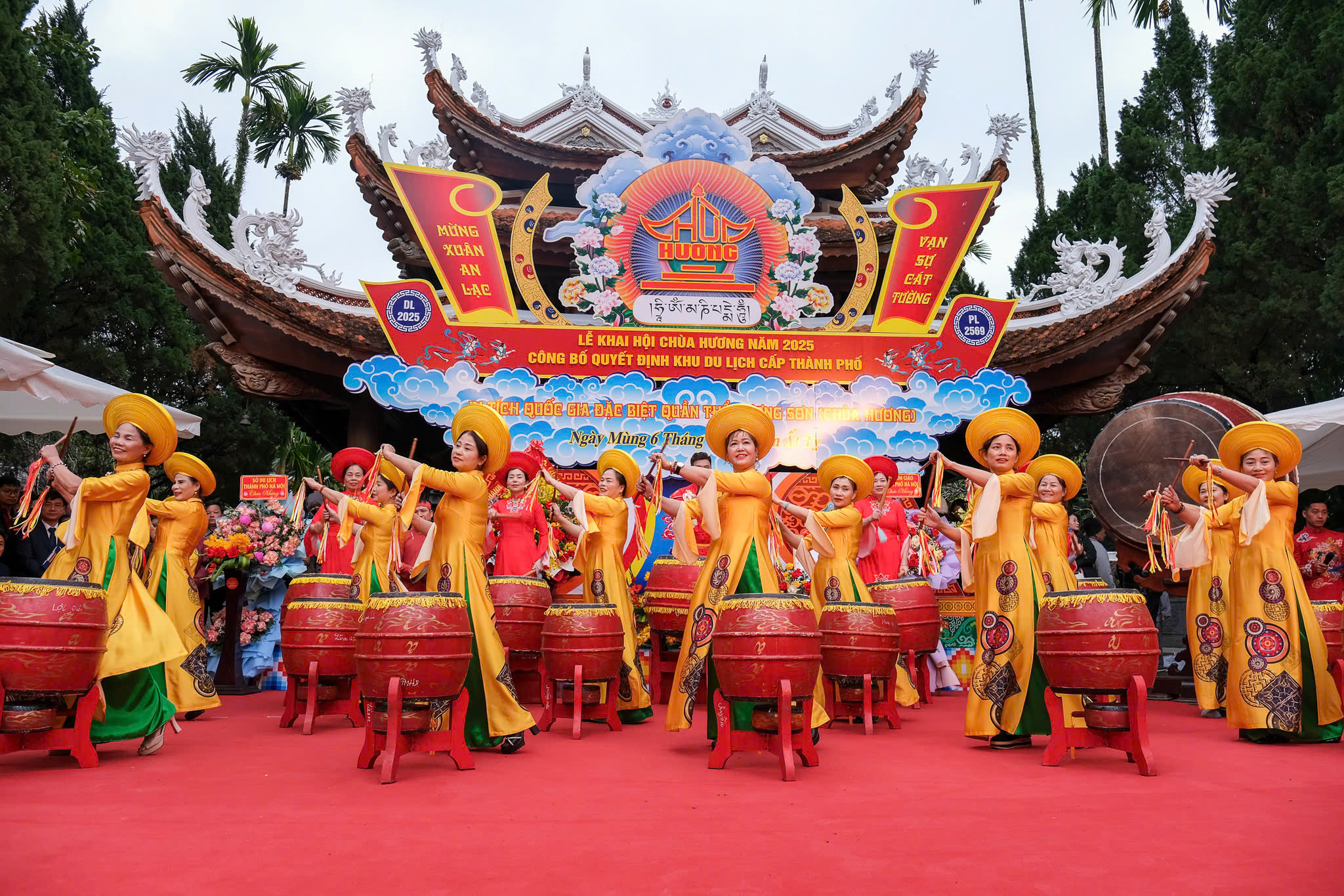 H&agrave;ng vạn người đổ về ch&ugrave;a Hương ng&agrave;y khai hội- Ảnh 1.