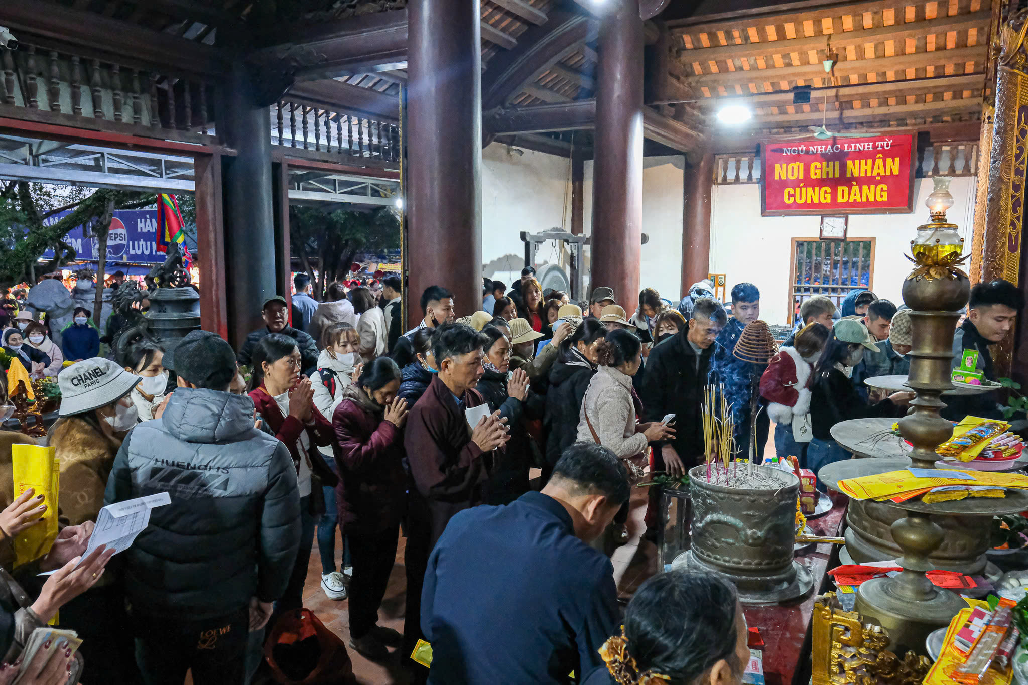 H&agrave;ng vạn người đổ về ch&ugrave;a Hương ng&agrave;y khai hội- Ảnh 3.