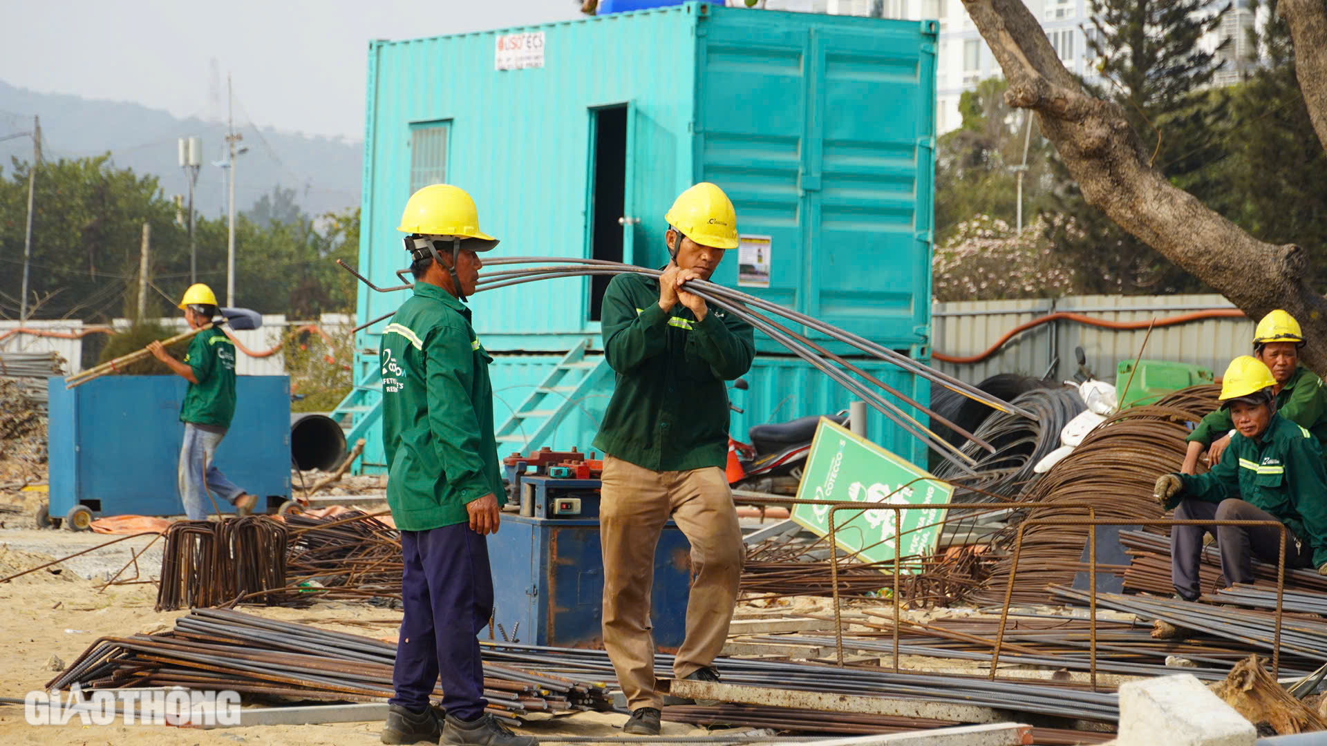C&aacute;c c&ocirc;ng trường lớn s&ocirc;i động trở lại từ ng&agrave;y m&ugrave;ng 6 Tết- Ảnh 8.