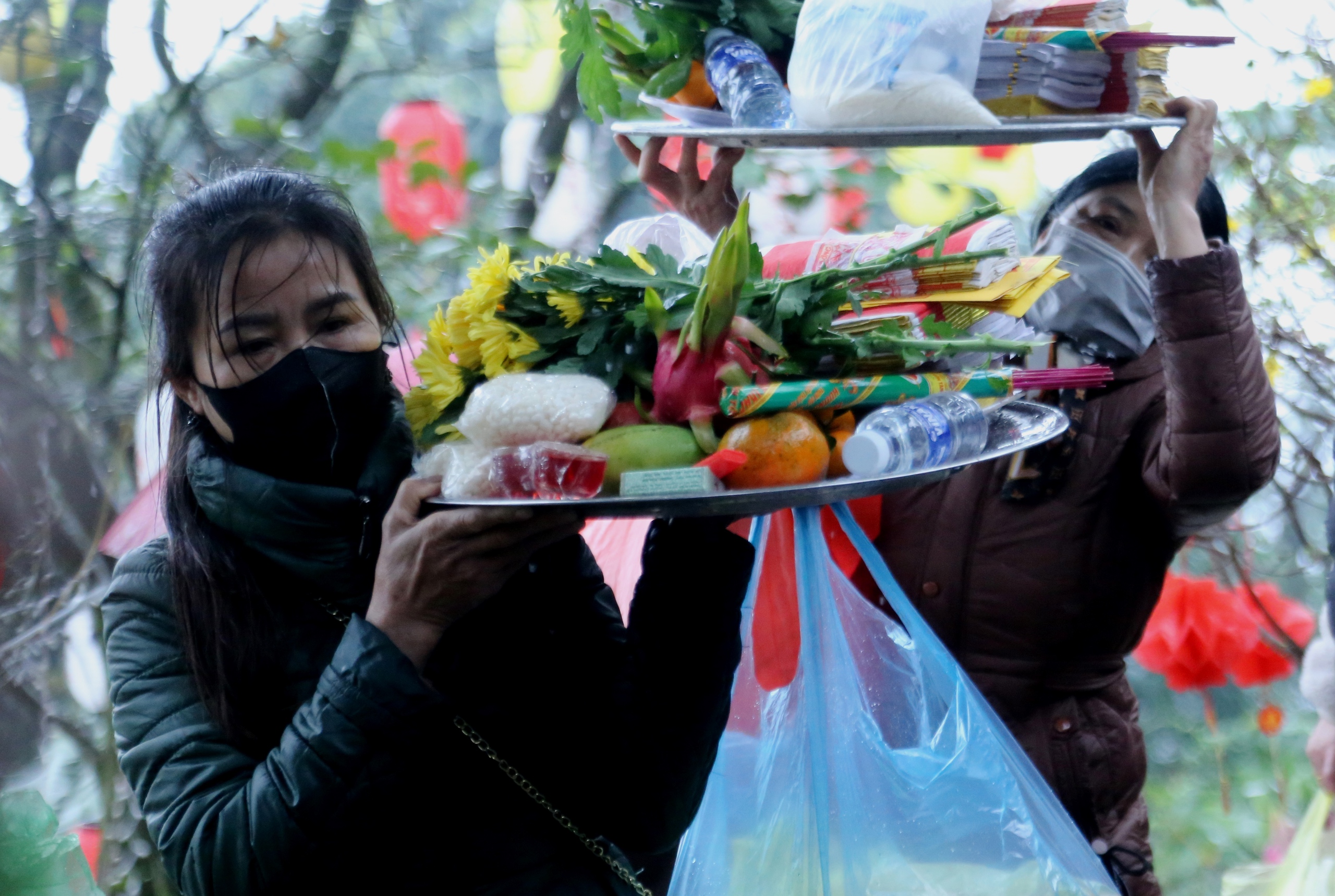 Du khách đội mưa dâng lễ ở ngôi chùa cổ nhất Hà Tĩnh- Ảnh 2. Du khách đội mưa dâng lễ ở ngôi chùa cổ nhất Hà Tĩnh- Ảnh 2.