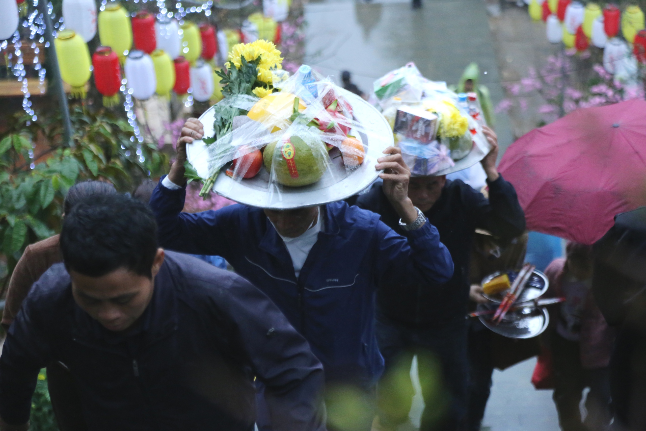 Du khách đội mưa dâng lễ ở ngôi chùa cổ nhất Hà Tĩnh- Ảnh 1. Du khách đội mưa dâng lễ ở ngôi chùa cổ nhất Hà Tĩnh- Ảnh 1.