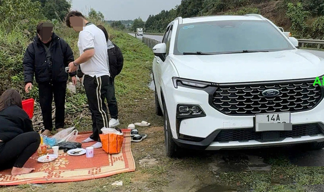 T&agrave;i xế dừng &ocirc; t&ocirc;, trải chiếu ngồi ăn cơm ven cao tốc bị xử phạt nặng- Ảnh 1.