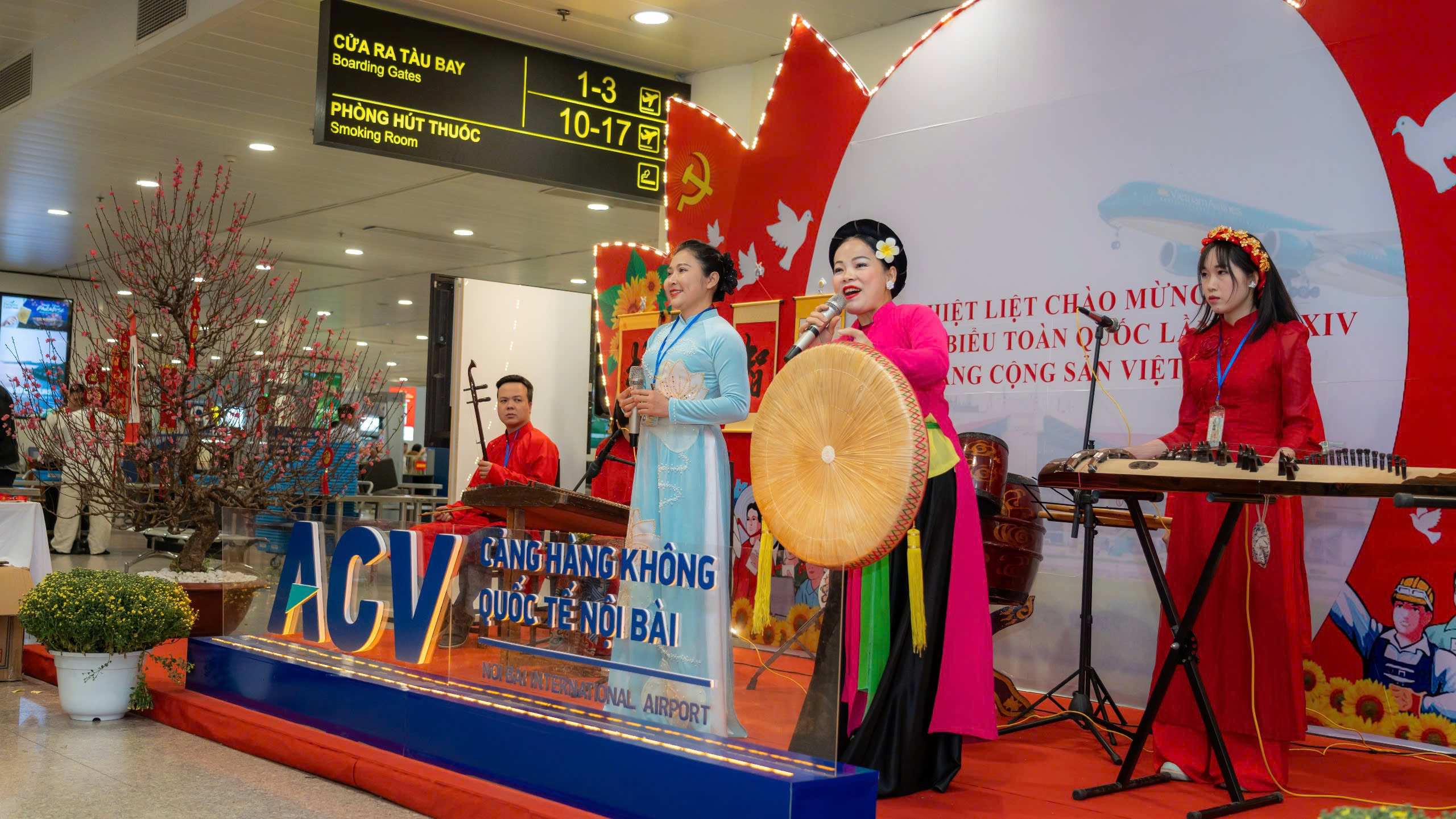 Kh&aacute;ch qua s&acirc;n bay Nội B&agrave;i được &ocirc;ng đồ tặng chữ, xem m&uacute;a l&acirc;n- Ảnh 7.