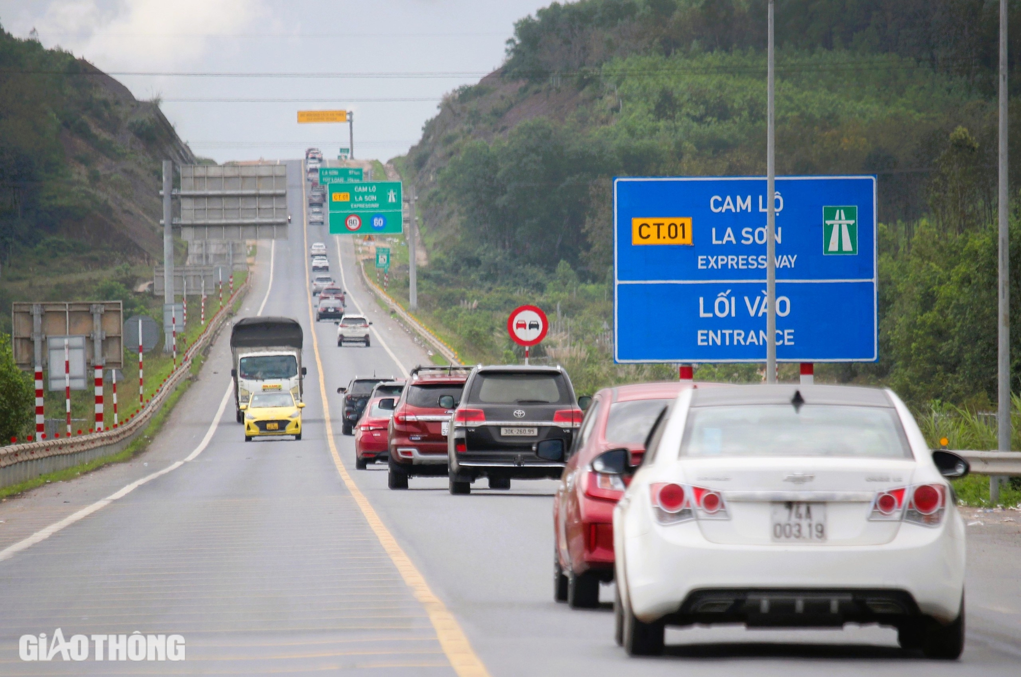 Đường Hồ Ch&iacute; Minh, cao tốc Cam Lộ - La Sơn nhộn nhịp xe cộ v&agrave;o Nam sau Tết- Ảnh 5.