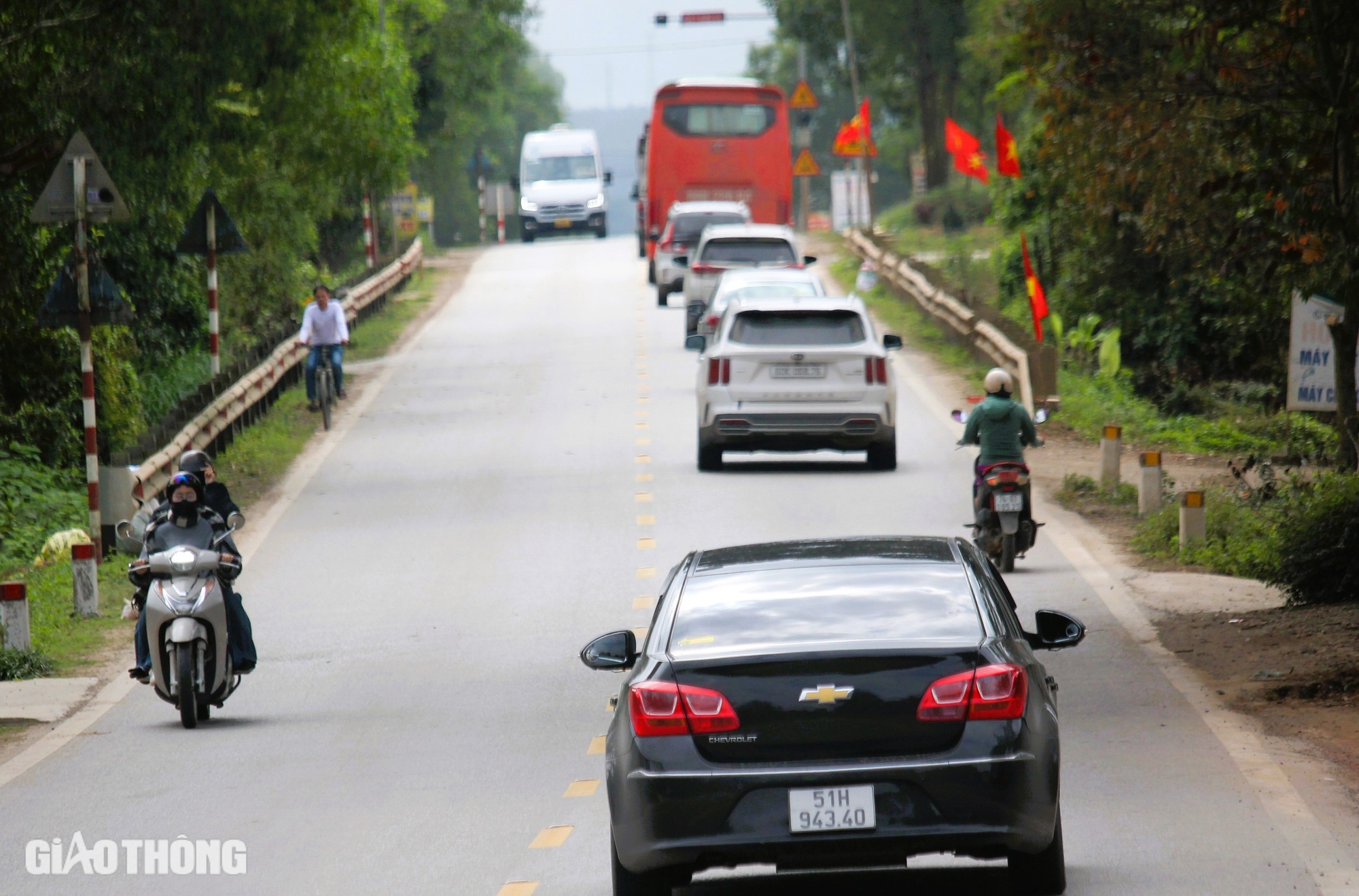 Đường Hồ Ch&iacute; Minh, cao tốc Cam Lộ - La Sơn nhộn nhịp xe cộ v&agrave;o Nam sau Tết- Ảnh 2.