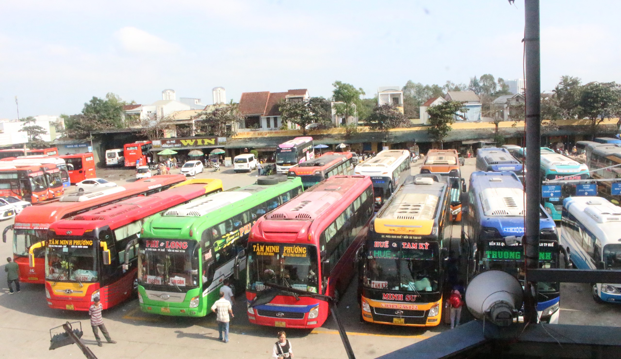 Đường Hồ Ch&iacute; Minh, cao tốc Cam Lộ - La Sơn nhộn nhịp xe cộ v&agrave;o Nam sau Tết- Ảnh 8.