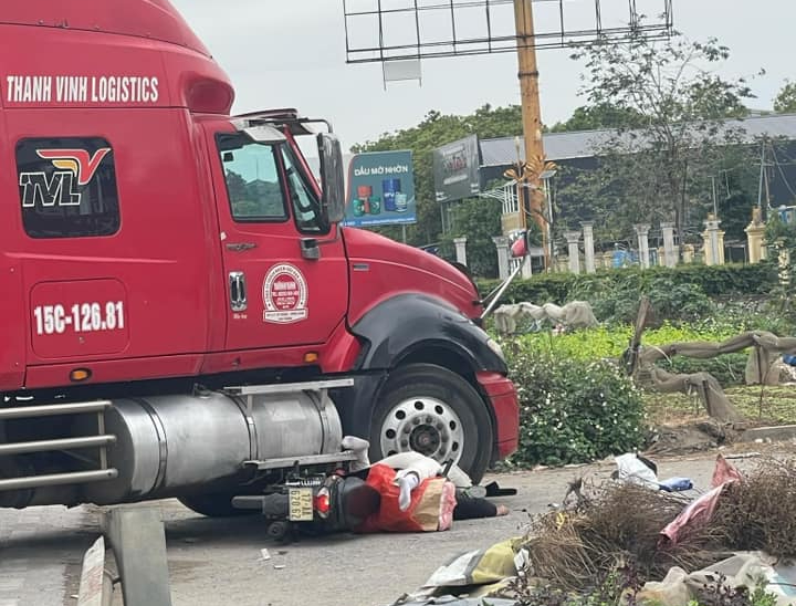 Xe đầu k&eacute;o đ&acirc;m xe m&aacute;y, hai nữ sinh thương vong khi tr&ecirc;n đường trở lại H&agrave; Nội- Ảnh 1.