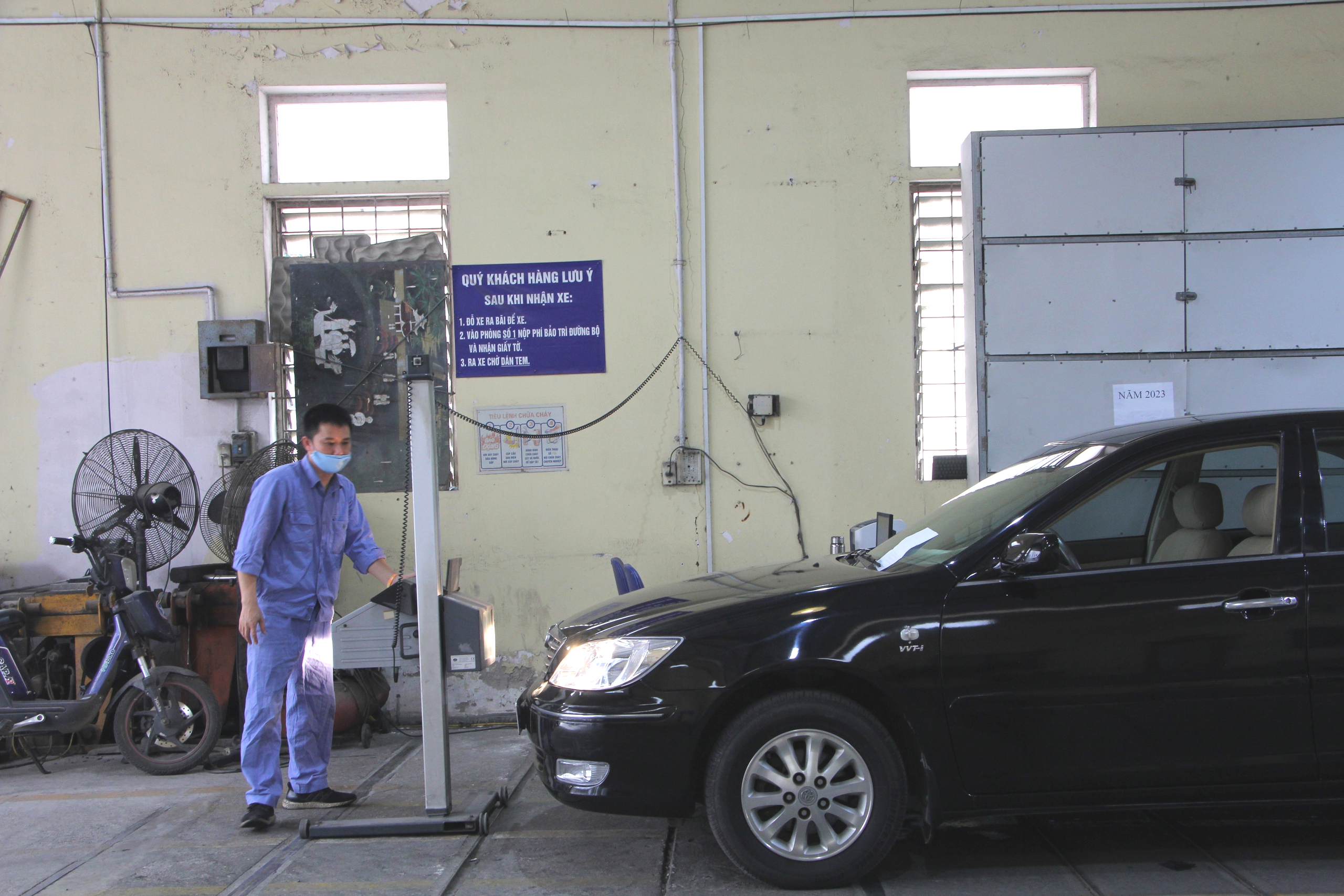 Trung t&acirc;m đăng kiểm vắng vẻ ng&agrave;y l&agrave;m việc đầu năm mới- Ảnh 1.