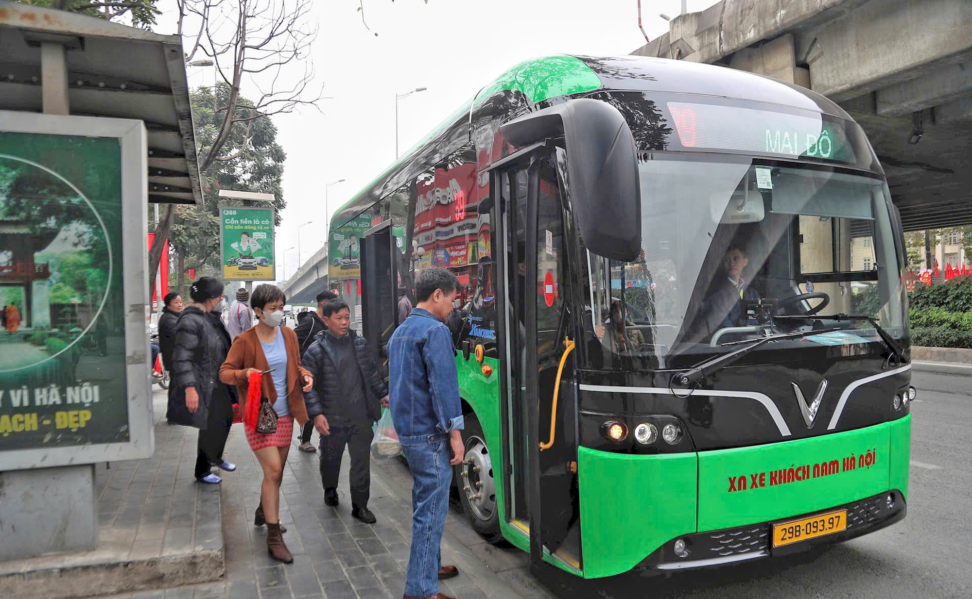 H&agrave; Nội: Người d&acirc;n h&agrave;o hứng với 4 tuyến bu&yacute;t điện mới- Ảnh 2.