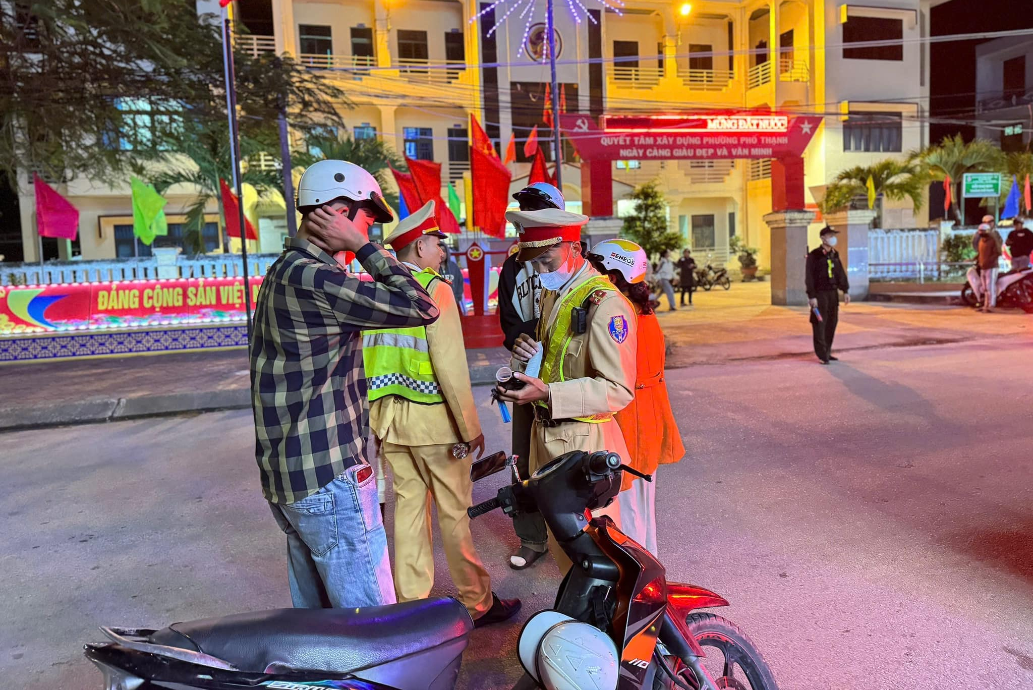 Quảng Ng&atilde;i nhiều giải ph&aacute;p ngăn chặn tai nạn giao th&ocirc;ng ngay sau tết Nguy&ecirc;n đ&aacute;n- Ảnh 5.