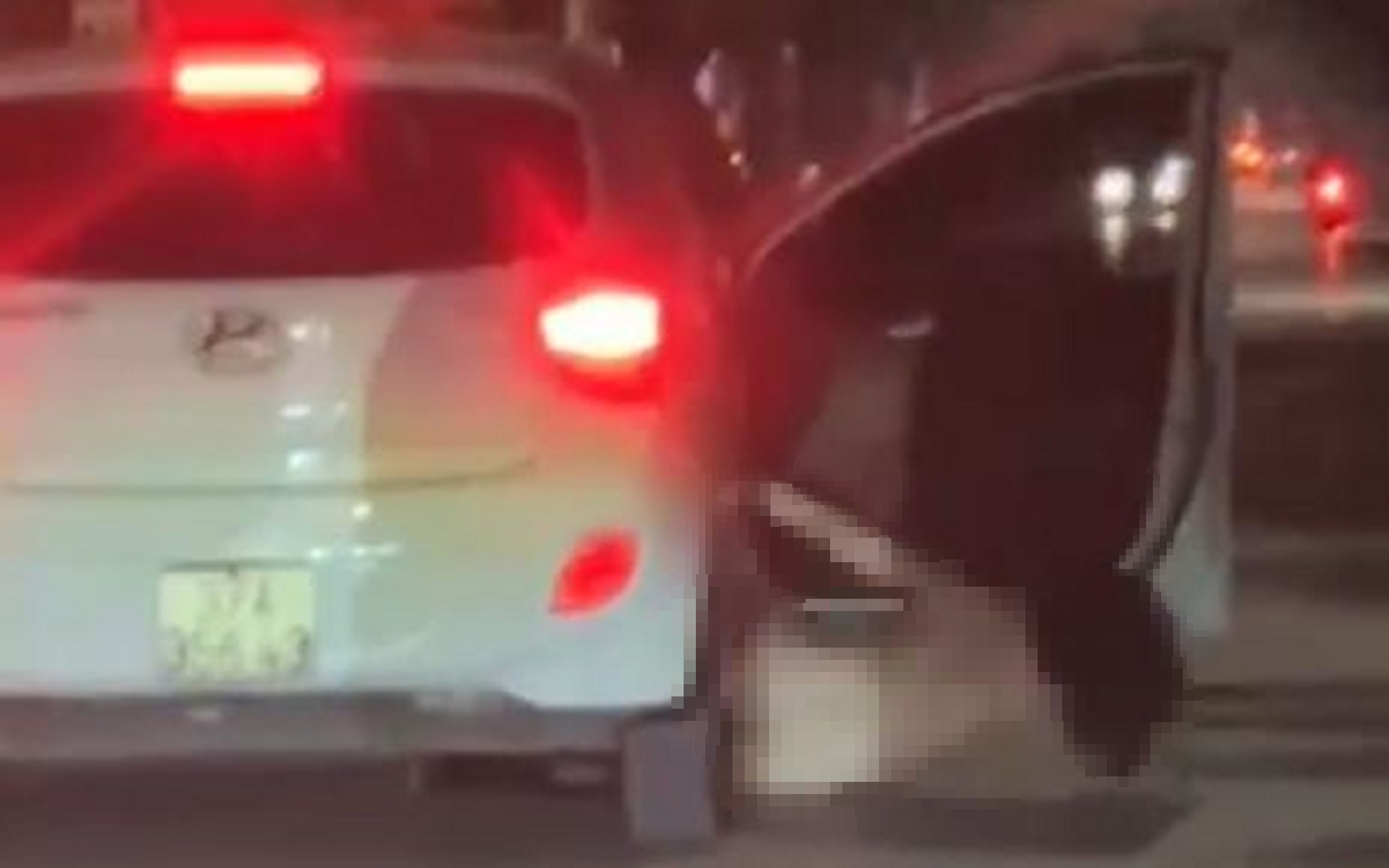 Người phụ nữ rơi khỏi ô tô đang chạy nói gì?- Ảnh 2. Công an vào cuộc vụ cô gái rơi khỏi ô tô khi đang chạy trên đường
