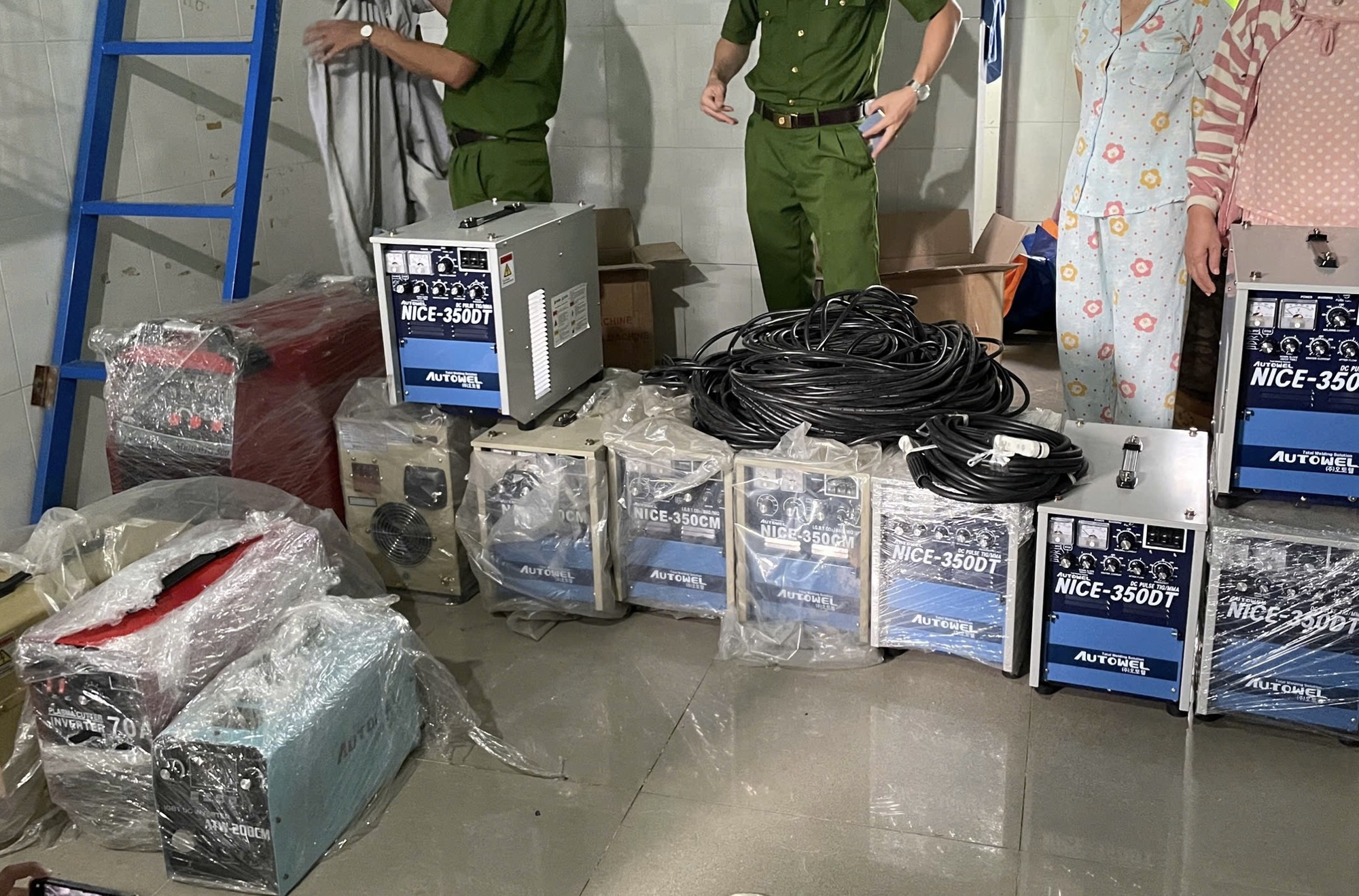 Bắt nhóm đối tượng trong vụ trộm tài sản gần nửa tỷ đồng- Ảnh 3. Bắt nhóm đối tượng trong vụ trộm tài sản gần nửa tỷ đồng- Ảnh 3.