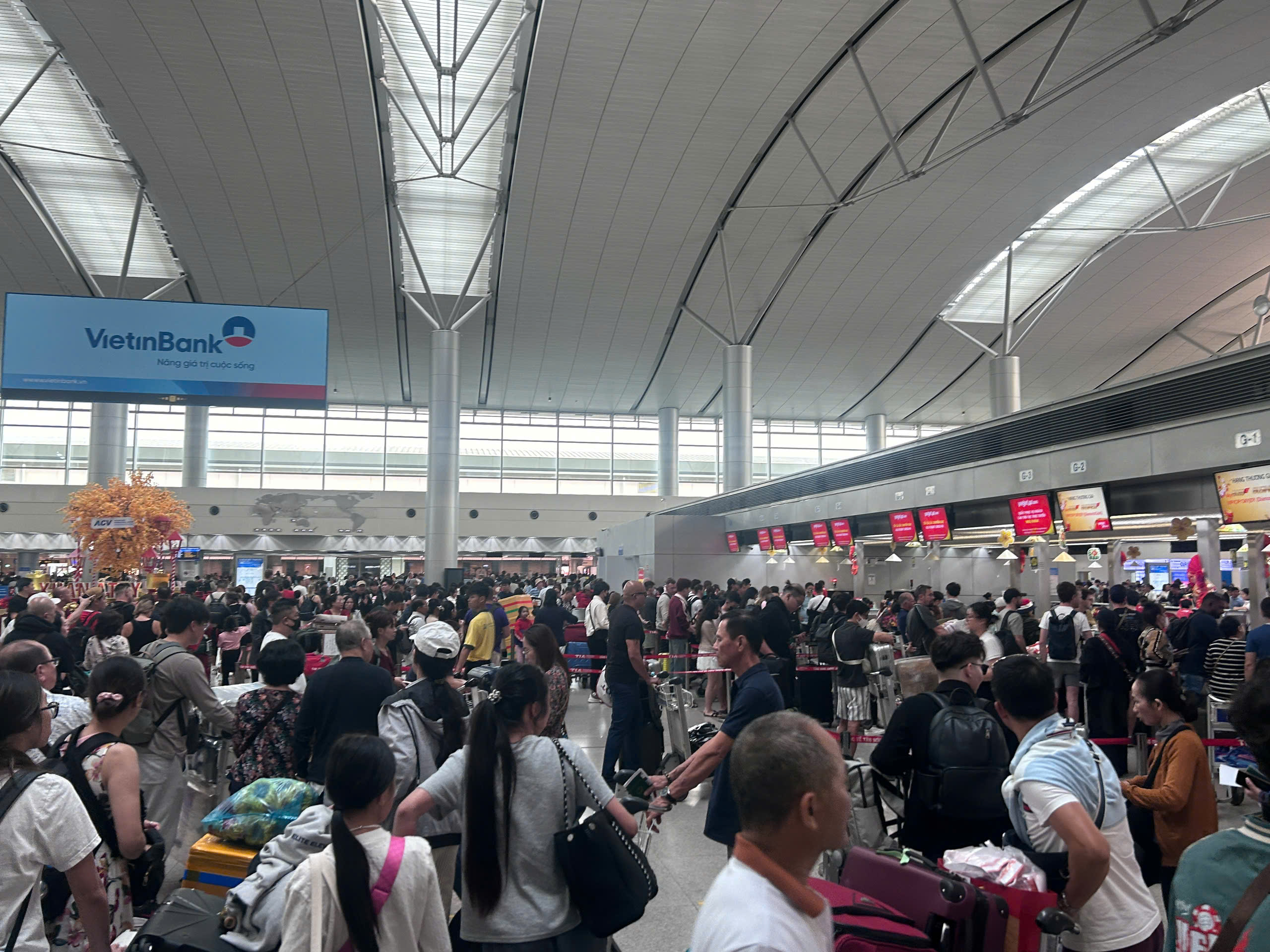 M&ugrave;ng 7 Tết, s&acirc;n bay T&acirc;n Sơn Nhất vẫn chưa hạ nhiệt- Ảnh 1.