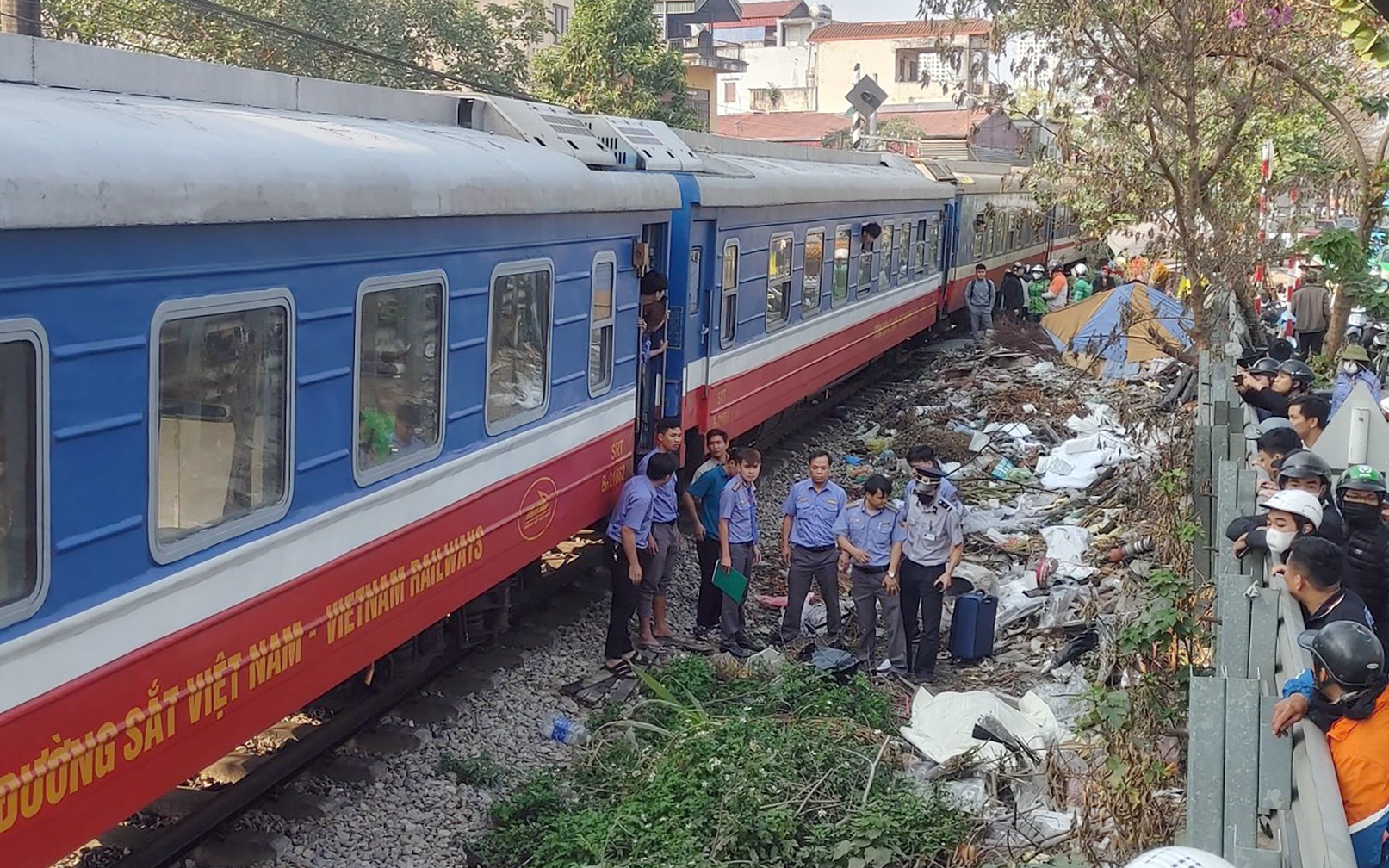 T&agrave;i xế xe m&aacute;y tử vong sau va chạm với t&agrave;u hỏa ở H&agrave; Nội