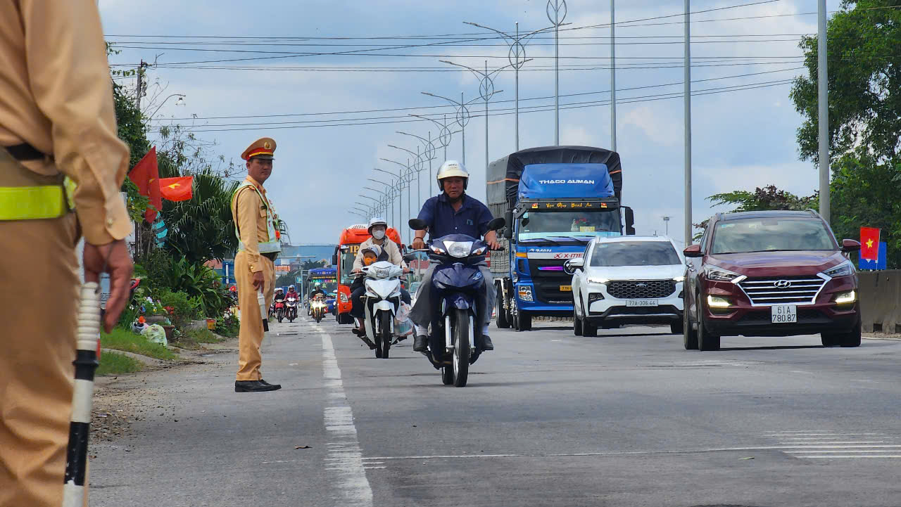 Quảng Ng&atilde;i nhiều giải ph&aacute;p ngăn chặn tai nạn giao th&ocirc;ng ngay sau tết Nguy&ecirc;n đ&aacute;n- Ảnh 1.