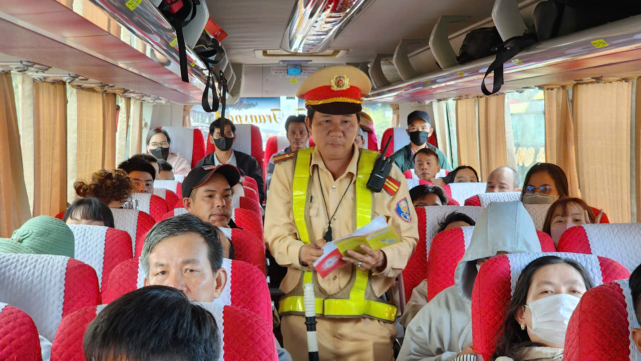 Quảng Ng&atilde;i nhiều giải ph&aacute;p ngăn chặn tai nạn giao th&ocirc;ng ngay sau tết Nguy&ecirc;n đ&aacute;n- Ảnh 8.