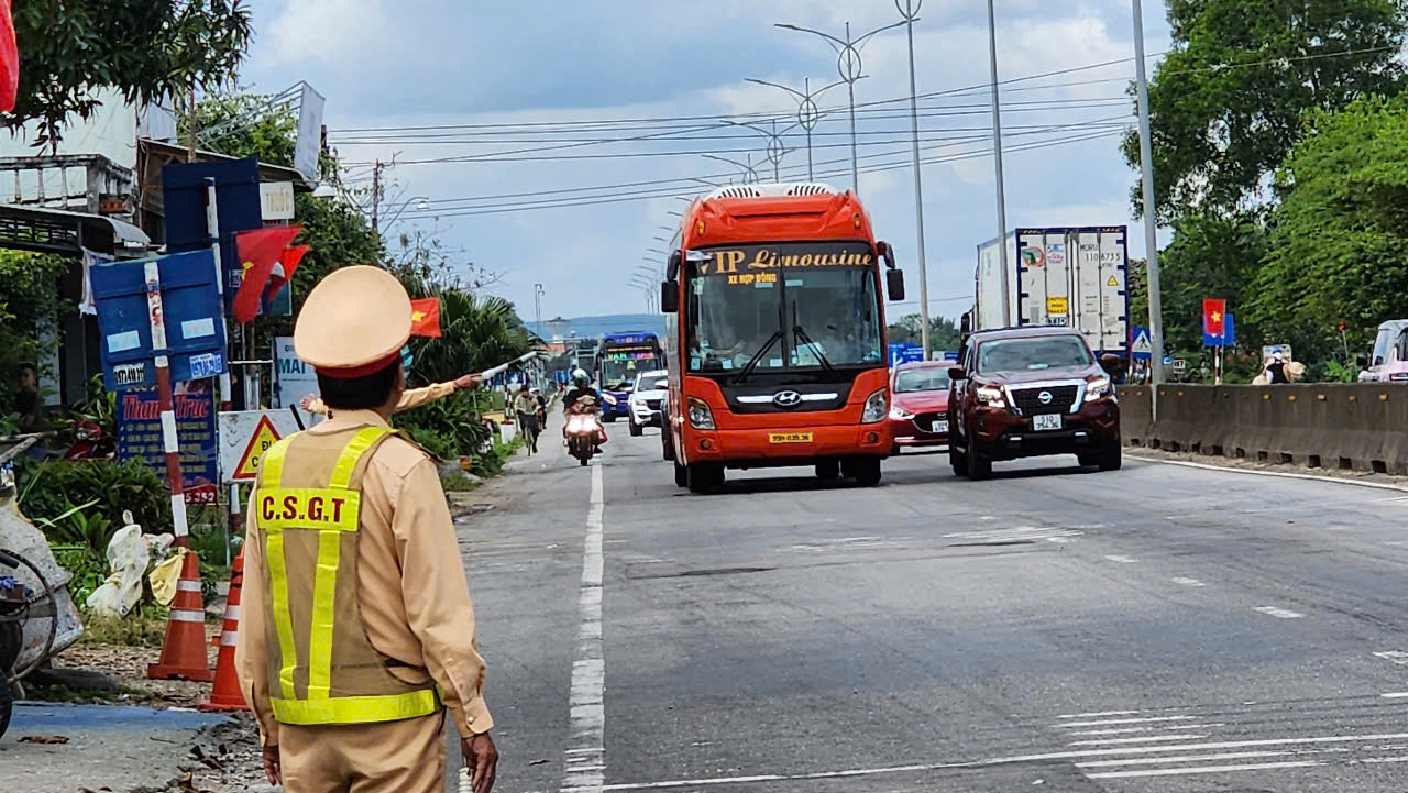 Quảng Ng&atilde;i nhiều giải ph&aacute;p ngăn chặn tai nạn giao th&ocirc;ng ngay sau tết Nguy&ecirc;n đ&aacute;n- Ảnh 3.
