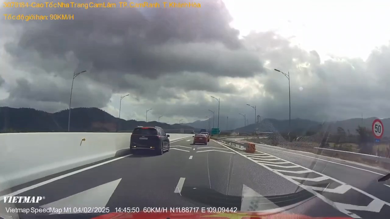 &Ocirc; t&ocirc; 7 chỗ v&ocirc; tư đi l&ugrave;i tr&ecirc;n cao tốc Nha Trang - Cam L&acirc;m- Ảnh 1.
