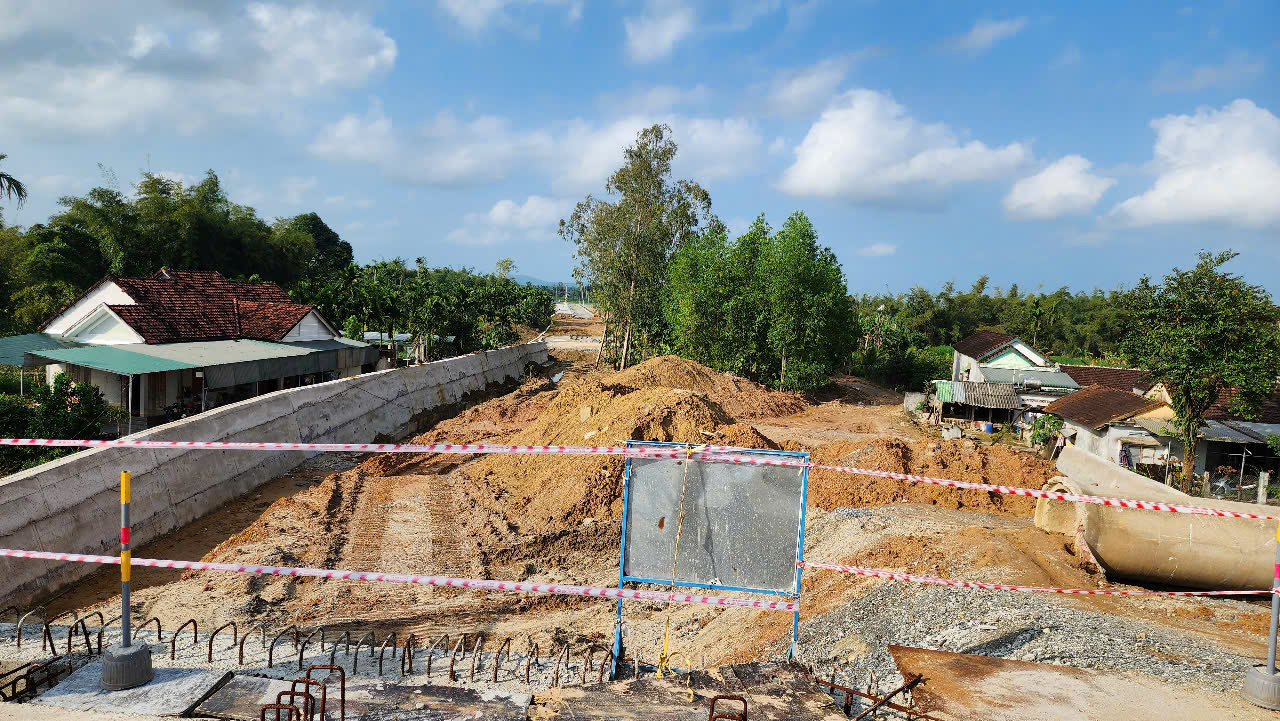 Quảng Ng&atilde;i nỗ lực đưa cầu 850 tỷ về đ&iacute;ch trong qu&yacute; II/2025- Ảnh 9.