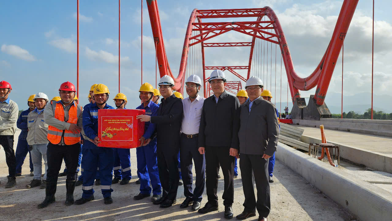 Quảng Ng&atilde;i nỗ lực đưa cầu 850 tỷ về đ&iacute;ch trong qu&yacute; II/2025- Ảnh 11.