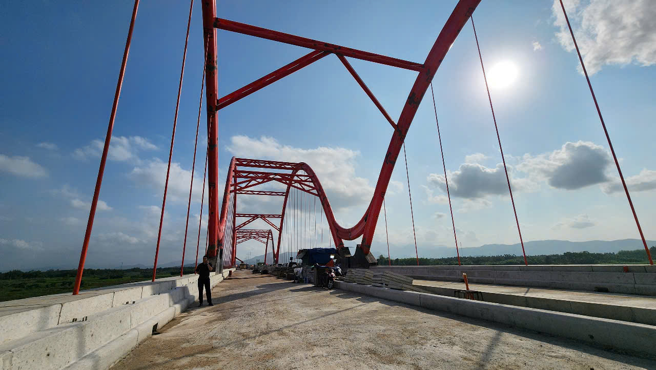 Quảng Ng&atilde;i nỗ lực đưa cầu 850 tỷ về đ&iacute;ch trong qu&yacute; II/2025- Ảnh 7.