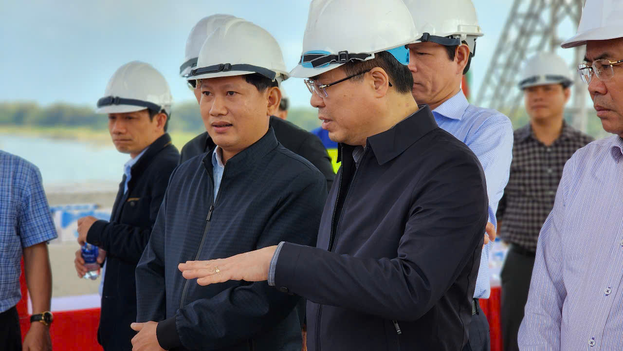 Quảng Ng&atilde;i nỗ lực đưa cầu 850 tỷ về đ&iacute;ch trong qu&yacute; II/2025- Ảnh 10.