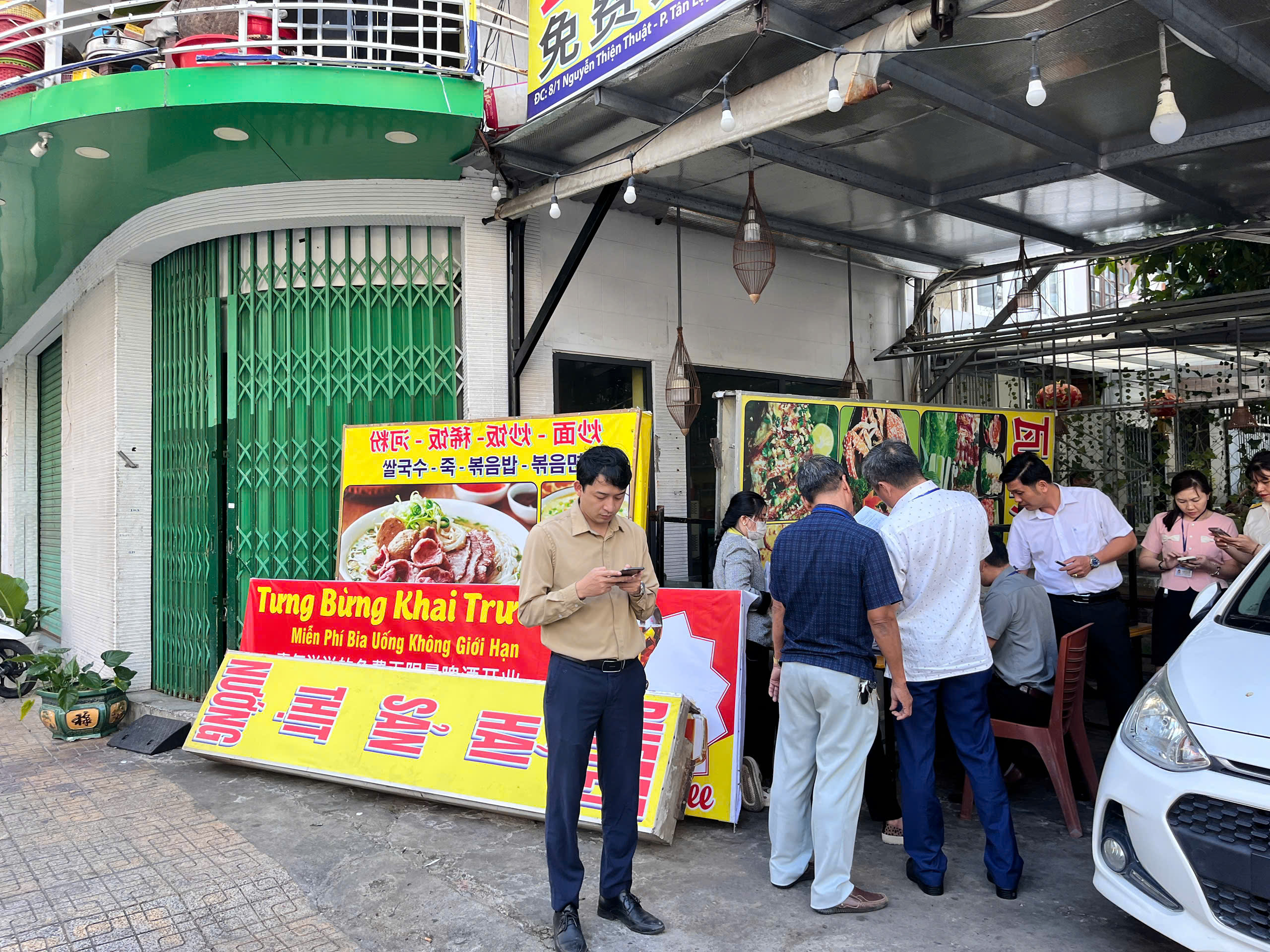 Vụ "chặt chém" 2 đĩa rau 1 triệu đồng: Nhà hàng khóa cửa trong, tháo biển hiệu- Ảnh 2. Vụ "chặt chém" 2 đĩa rau 1 triệu đồng: Nhà hàng khóa cửa trong, tháo biển hiệu- Ảnh 2.