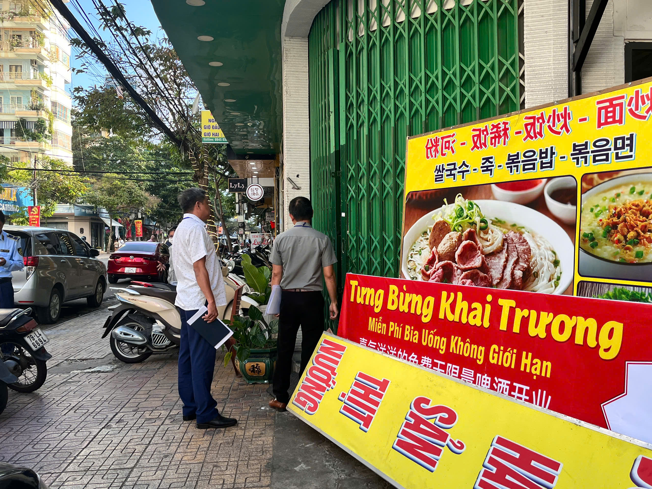Vụ "chặt chém" 2 đĩa rau 1 triệu đồng: Nhà hàng khóa cửa trong, tháo biển hiệu- Ảnh 1. Vụ "chặt chém" 2 đĩa rau 1 triệu đồng: Nhà hàng khóa cửa trong, tháo biển hiệu- Ảnh 1.