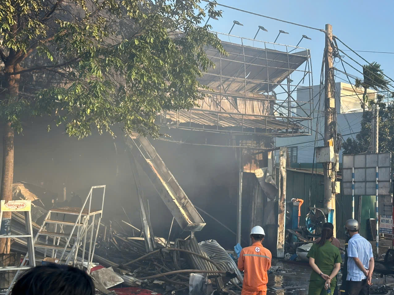 Ch&aacute;y nh&agrave; kho cạnh đường tr&aacute;nh ph&iacute;a T&acirc;y TP Bu&ocirc;n Ma Thuột, giao th&ocirc;ng &ugrave;n tắc- Ảnh 2.