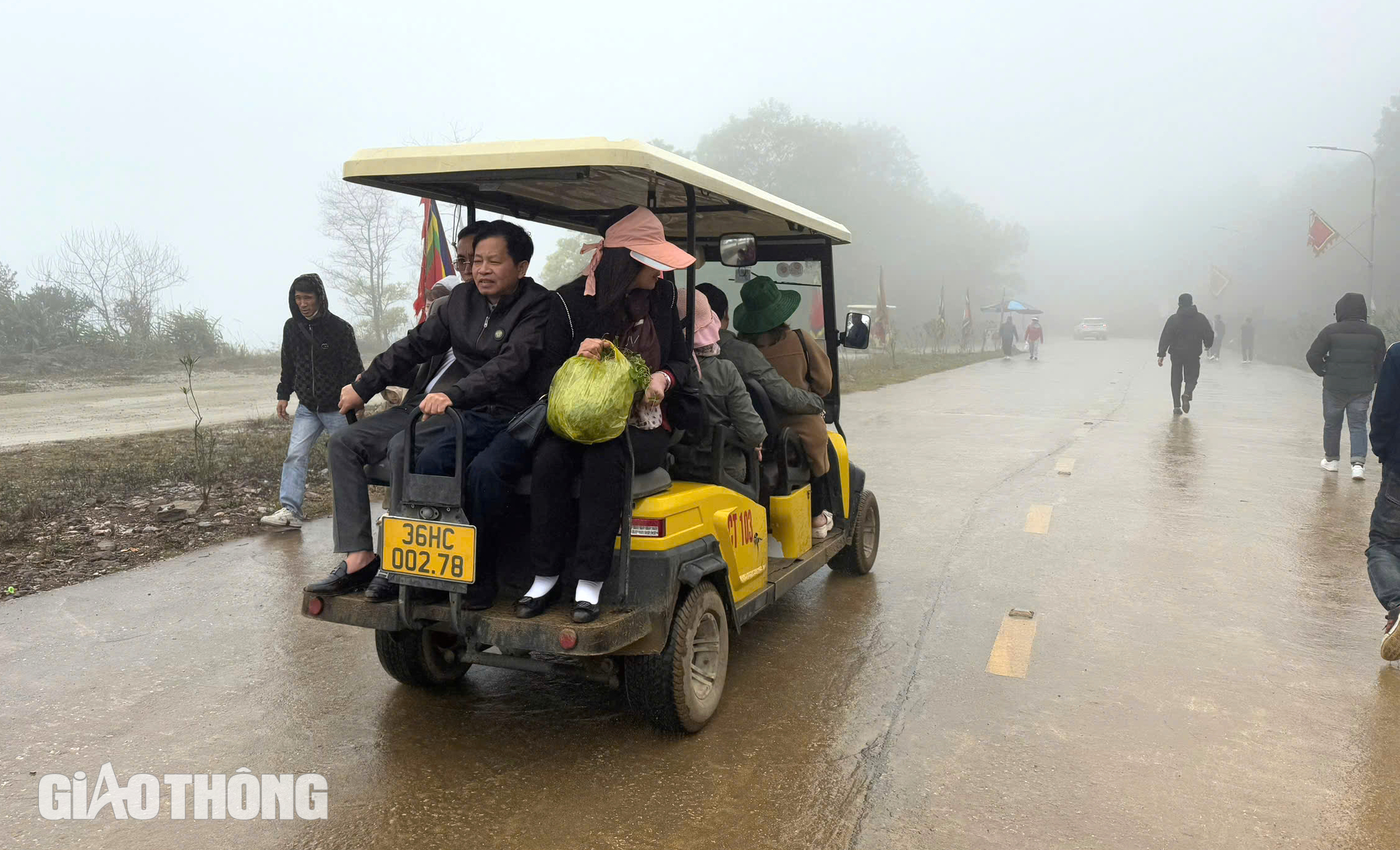 Xe điện bốn bánh "chạy chui" ở đền núi Nưa - An Tiêm- Ảnh 1. Xe điện bốn bánh "chạy chui" ở đền núi Nưa - An Tiêm- Ảnh 1.
