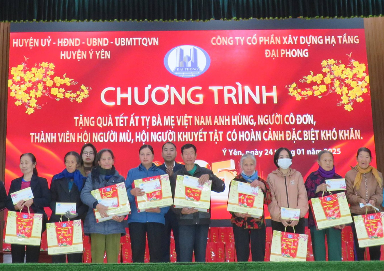 C&ocirc;ng ty Đại Phong trao 357 suất qu&agrave; cho gia đ&igrave;nh ch&iacute;nh s&aacute;ch, người c&oacute; ho&agrave;n cảnh kh&oacute; khăn- Ảnh 2.