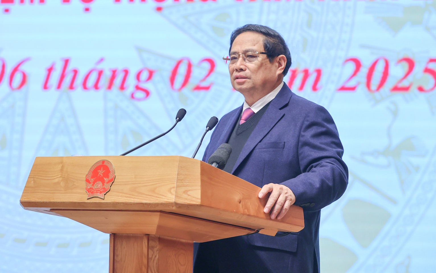 Sân bay Tân Sơn Nhất phục vụ hơn 4 triệu hành khách cao điểm Tết 2025- Ảnh 2. Thủ tướng: Năm 2025, tất cả sân bay, bến cảng ứng dụng công nghệ sinh trắc, VneID