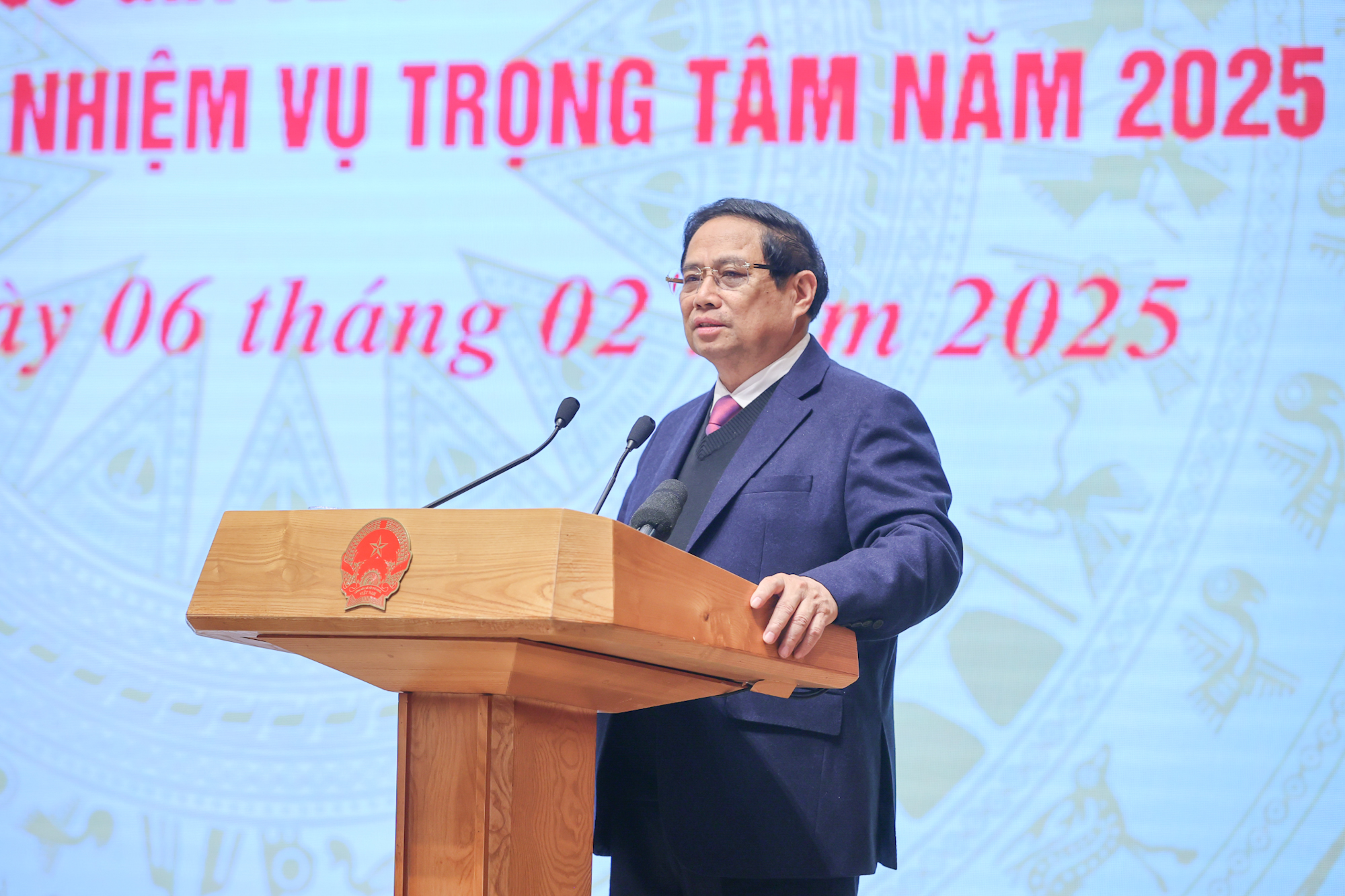Thủ tướng: Năm 2025, tất cả s&acirc;n bay, bến cảng ứng dụng c&ocirc;ng nghệ sinh trắc, VneID- Ảnh 1.