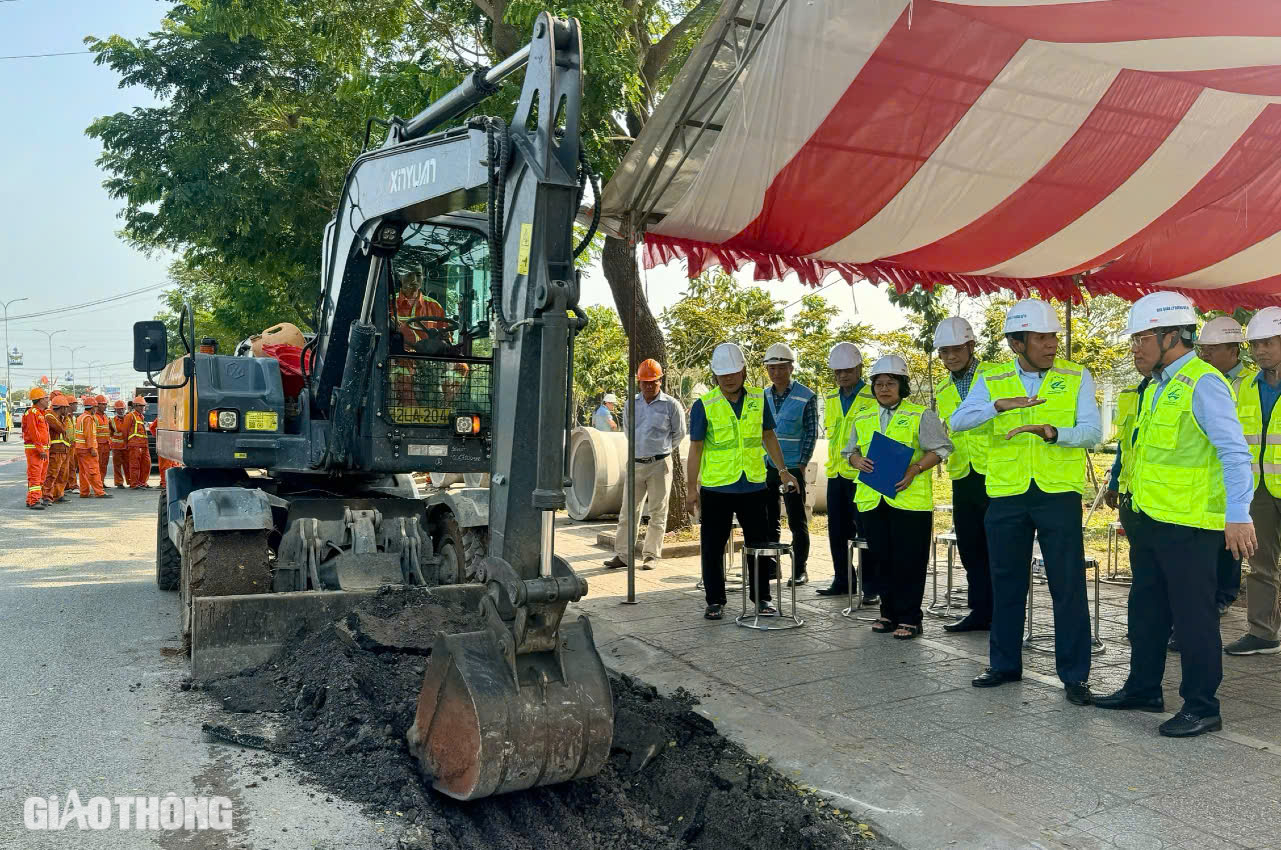 Bắt đầu duy tu hệ thống tho&aacute;t nước tr&ecirc;n QL51- Ảnh 3.