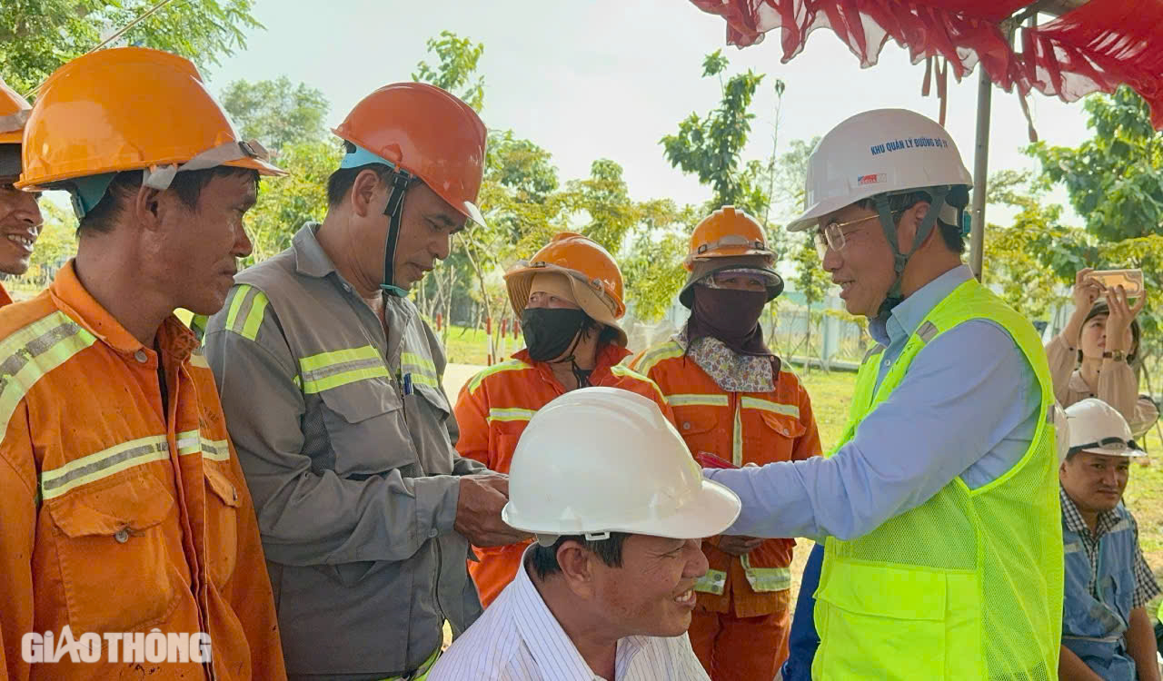 Bắt đầu duy tu hệ thống tho&aacute;t nước tr&ecirc;n QL51- Ảnh 2.