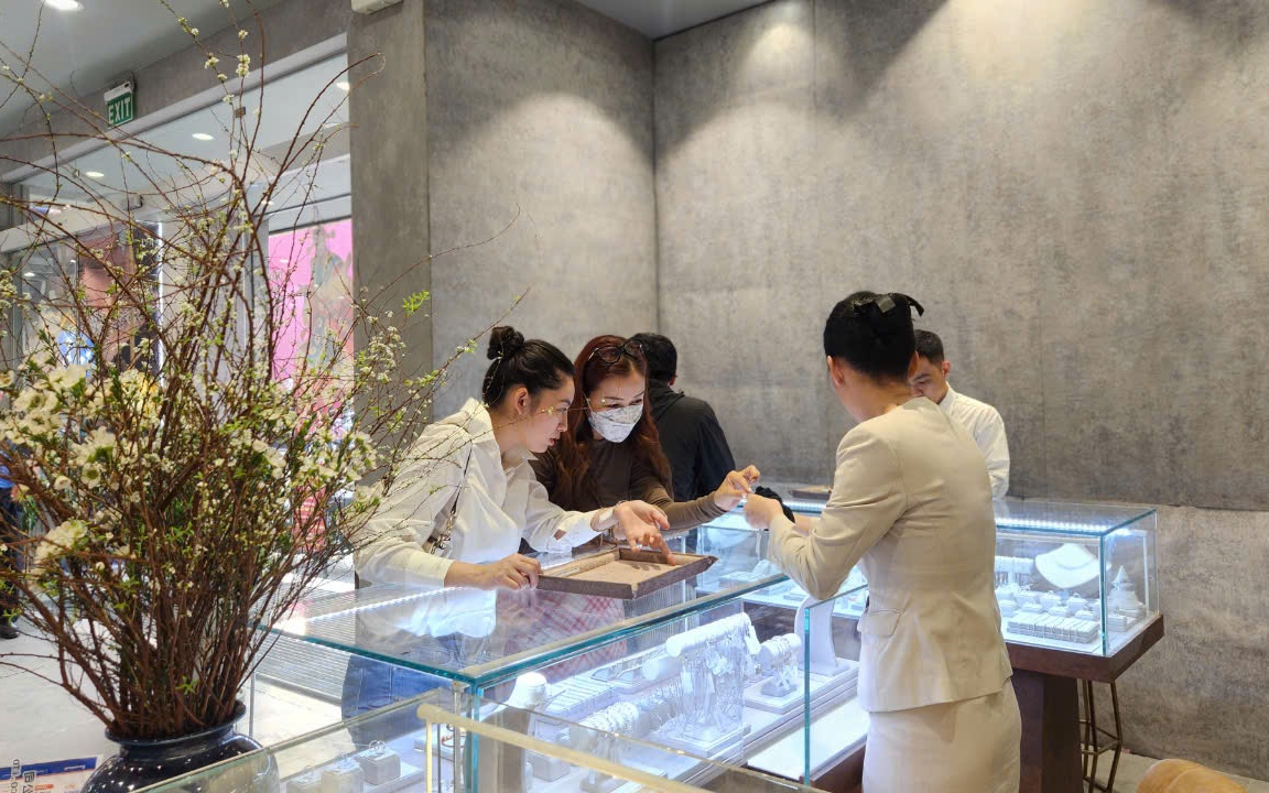 Nhộn nhịp tại "thiên đường" cá lóc nướng ngày vía Thần Tài- Ảnh 21. Trước ngày vía Thần Tài, cửa hàng vàng ở TP.HCM nơi đông, chỗ vắng