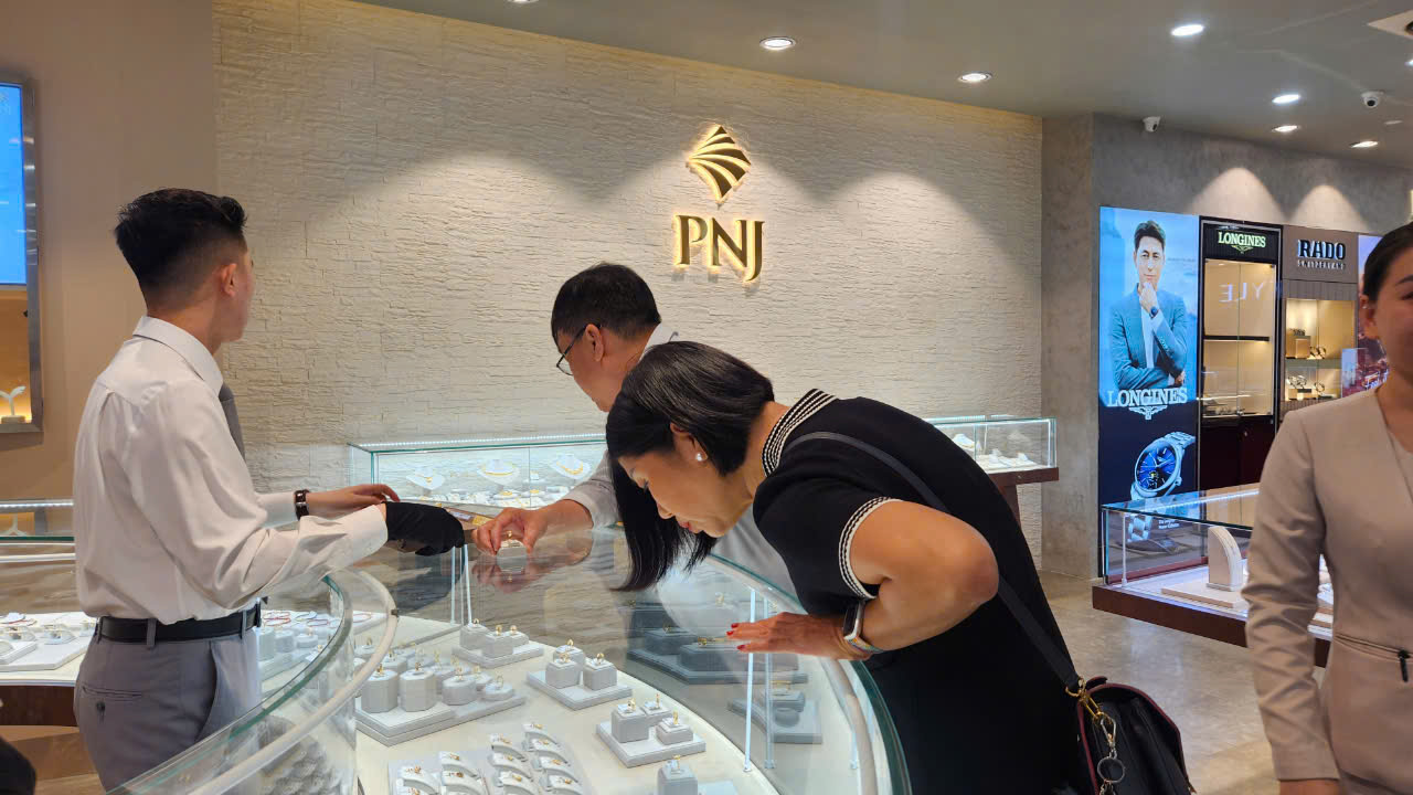 Trước ng&agrave;y v&iacute;a Thần T&agrave;i, cửa h&agrave;ng v&agrave;ng ở TP.HCM nơi đ&ocirc;ng, chỗ vắng- Ảnh 3.