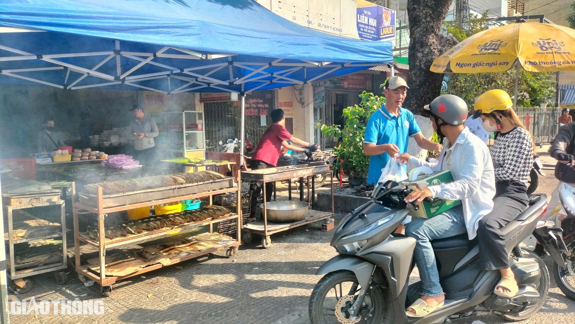 Bạc Liêu: Người dân tấp nập mua lễ vật ngày vía Thần Tài- Ảnh 5. Bạc Liêu: Người dân tấp nập mua lễ vật ngày vía Thần Tài- Ảnh 5.