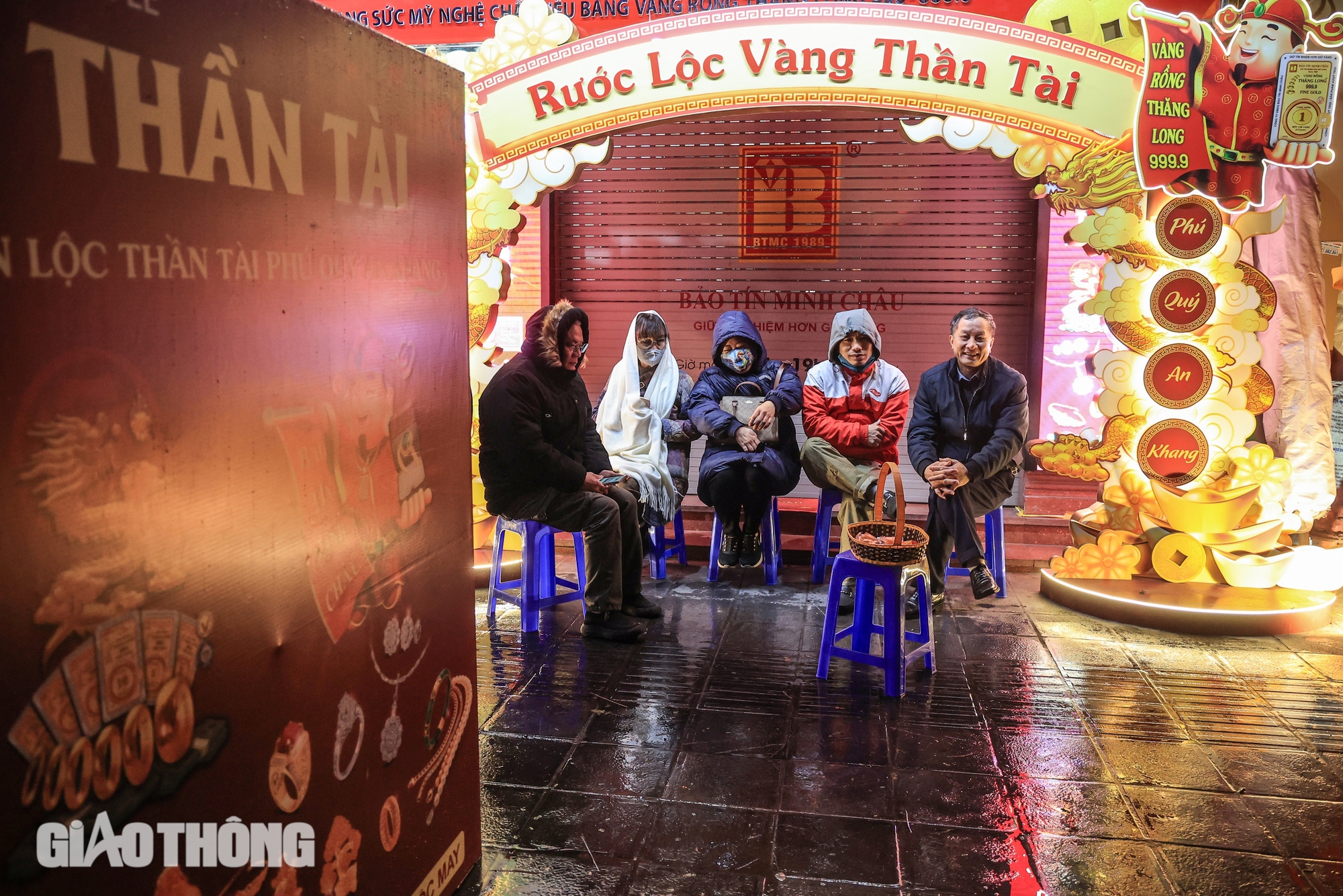 Người Hà Nội dậy từ lúc “gà chưa gáy” chờ mua vàng ngày vía Thần Tài- Ảnh 1. Người Hà Nội dậy từ lúc “gà chưa gáy” chờ mua vàng ngày vía Thần Tài- Ảnh 1.