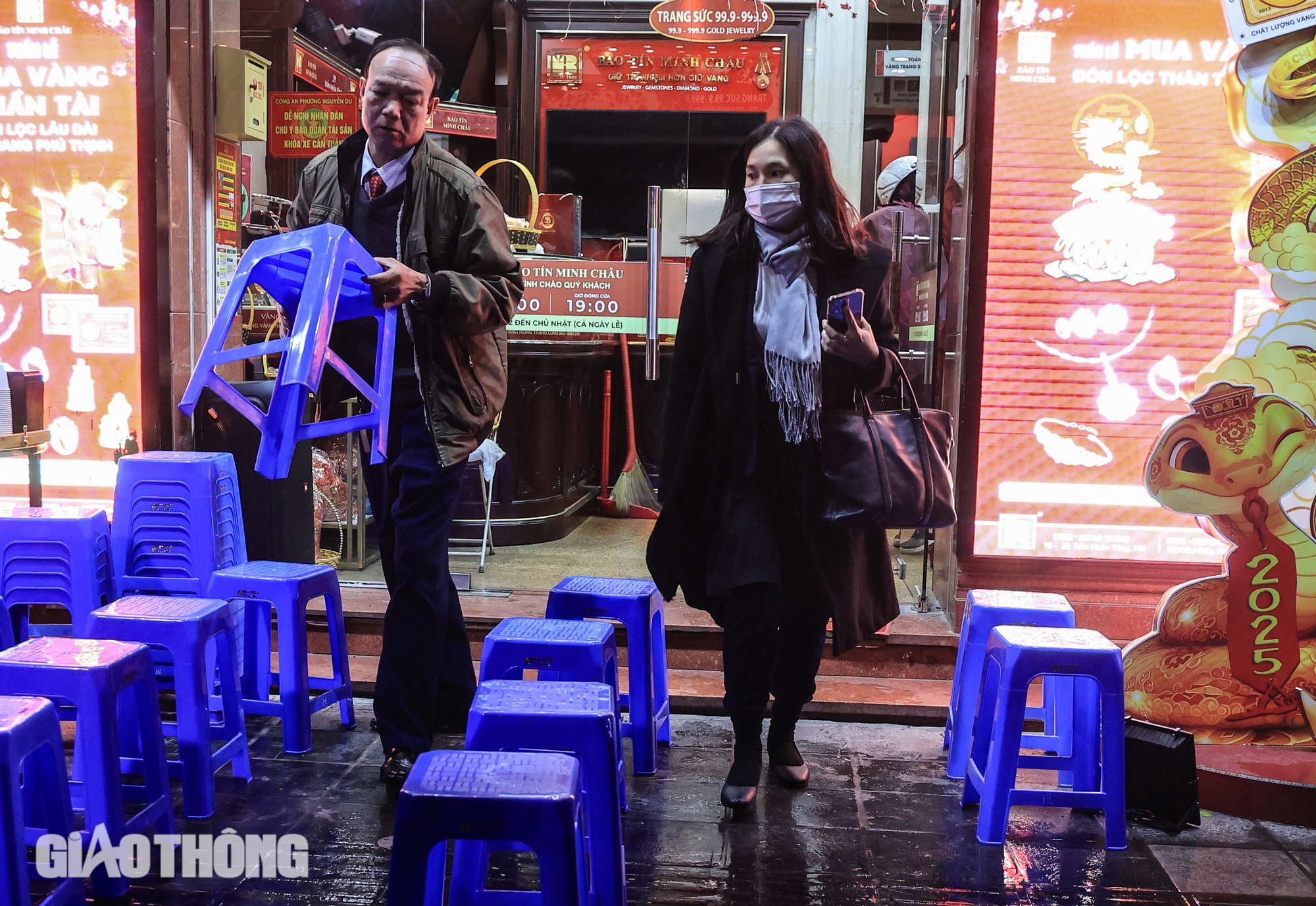 Người Hà Nội dậy từ lúc “gà chưa gáy” chờ mua vàng ngày vía Thần Tài- Ảnh 6. Người Hà Nội dậy từ lúc “gà chưa gáy” chờ mua vàng ngày vía Thần Tài- Ảnh 6.