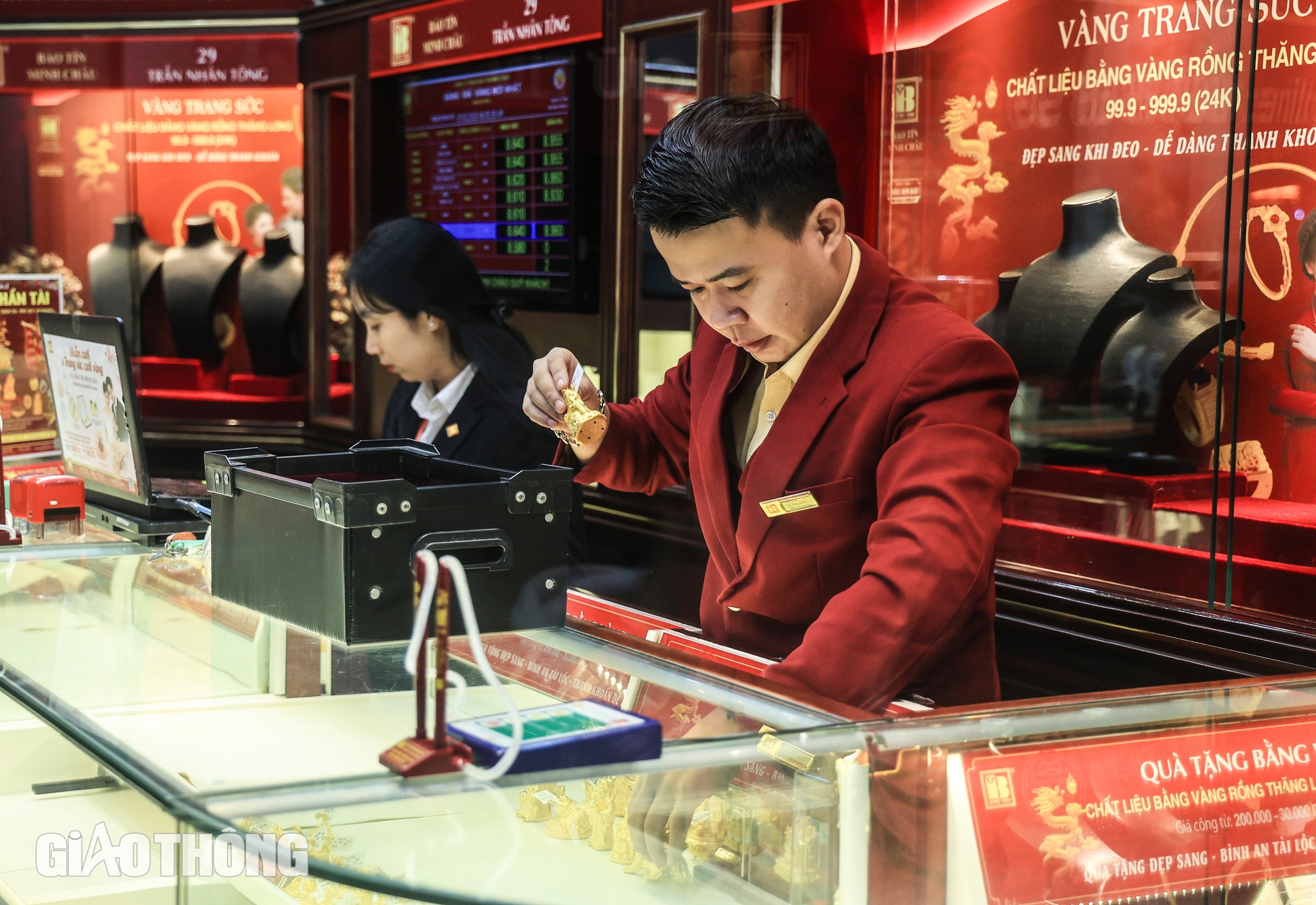 Người Hà Nội dậy từ lúc “gà chưa gáy” chờ mua vàng ngày vía Thần Tài- Ảnh 7. Người Hà Nội dậy từ lúc “gà chưa gáy” chờ mua vàng ngày vía Thần Tài- Ảnh 7.