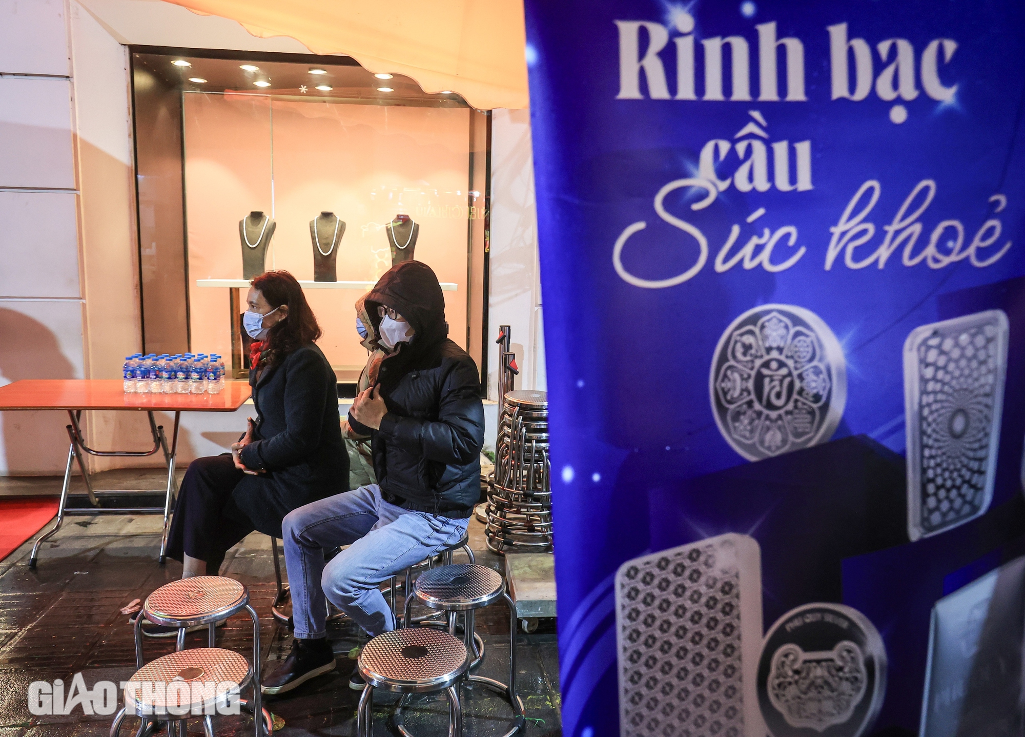 Người Hà Nội dậy từ lúc “gà chưa gáy” chờ mua vàng ngày vía Thần Tài- Ảnh 13. Người Hà Nội dậy từ lúc “gà chưa gáy” chờ mua vàng ngày vía Thần Tài- Ảnh 13.