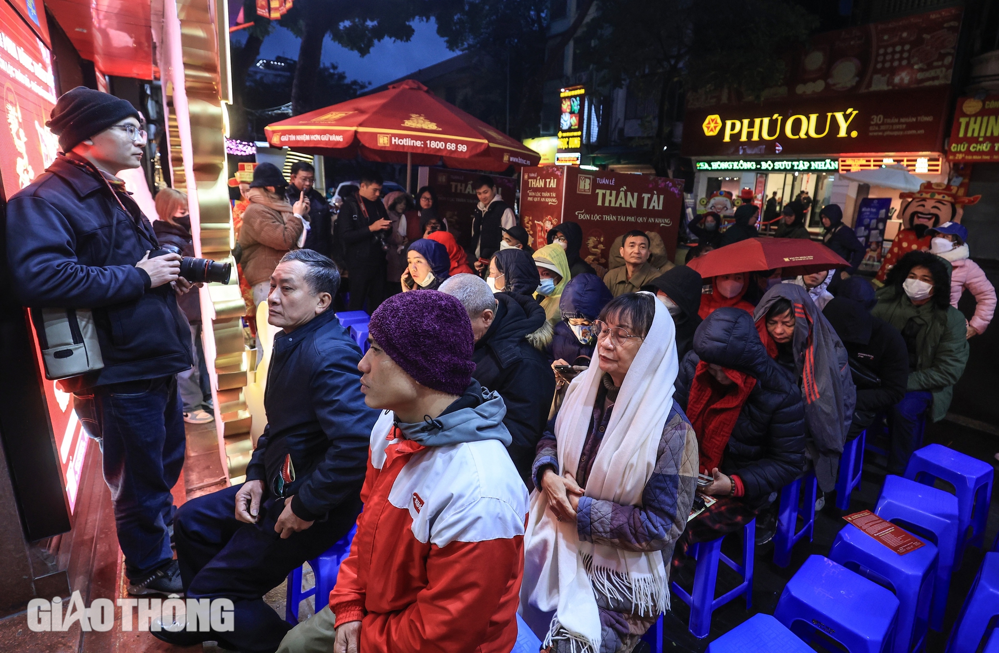 Người Hà Nội dậy từ lúc “gà chưa gáy” chờ mua vàng ngày vía Thần Tài- Ảnh 5. Người Hà Nội dậy từ lúc “gà chưa gáy” chờ mua vàng ngày vía Thần Tài- Ảnh 5.
