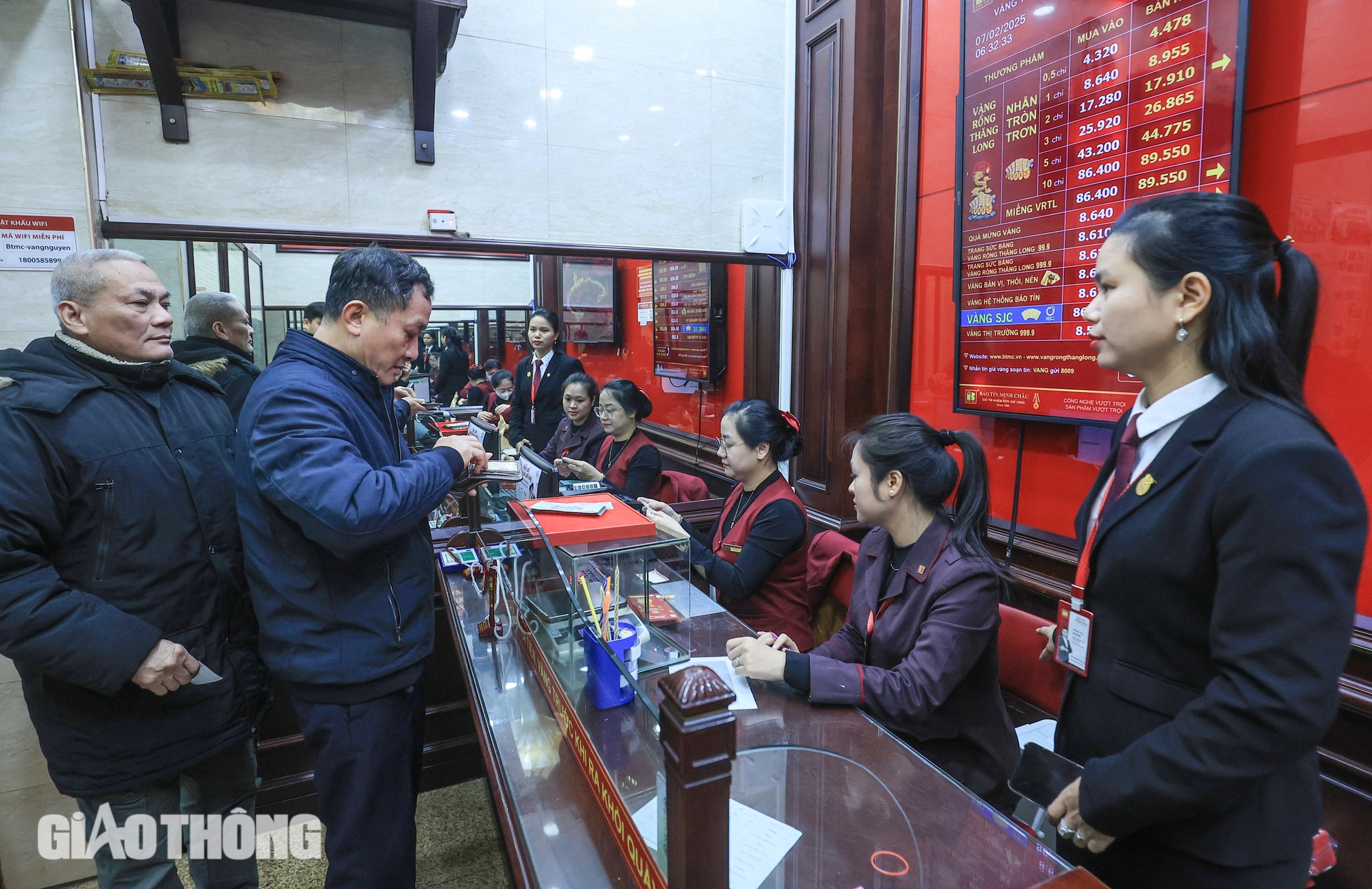 Người Hà Nội dậy từ lúc “gà chưa gáy” chờ mua vàng ngày vía Thần Tài- Ảnh 8. Người Hà Nội dậy từ lúc “gà chưa gáy” chờ mua vàng ngày vía Thần Tài- Ảnh 8.