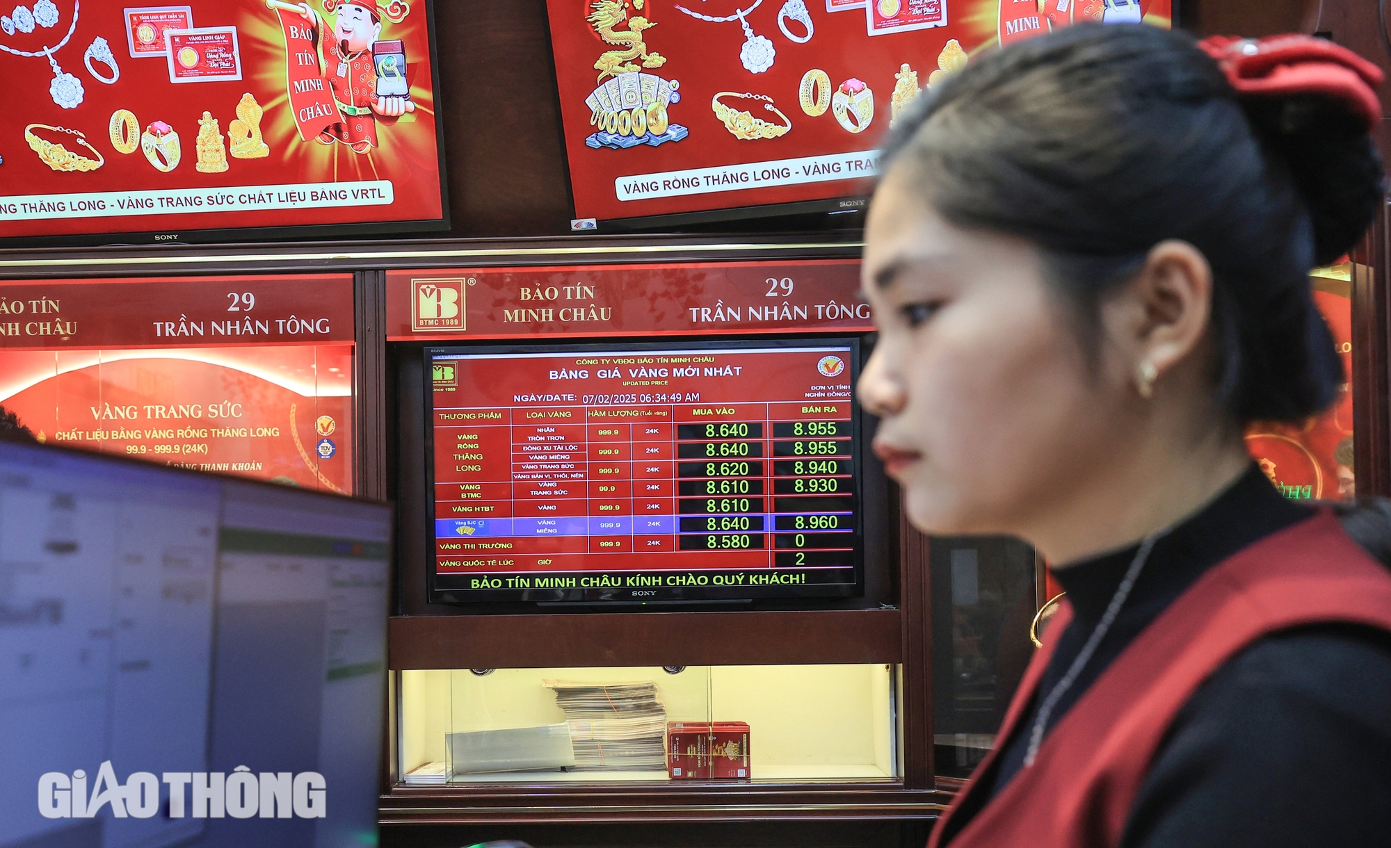 Người Hà Nội dậy từ lúc “gà chưa gáy” chờ mua vàng ngày vía Thần Tài- Ảnh 10. Người Hà Nội dậy từ lúc “gà chưa gáy” chờ mua vàng ngày vía Thần Tài- Ảnh 10.