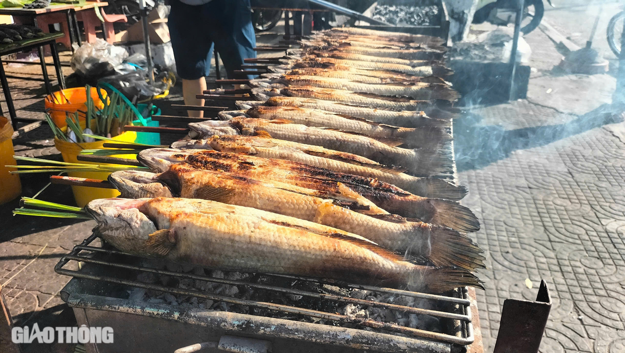 Bạc Liêu: Người dân tấp nập mua lễ vật ngày vía Thần Tài- Ảnh 6. Bạc Liêu: Người dân tấp nập mua lễ vật ngày vía Thần Tài- Ảnh 6.