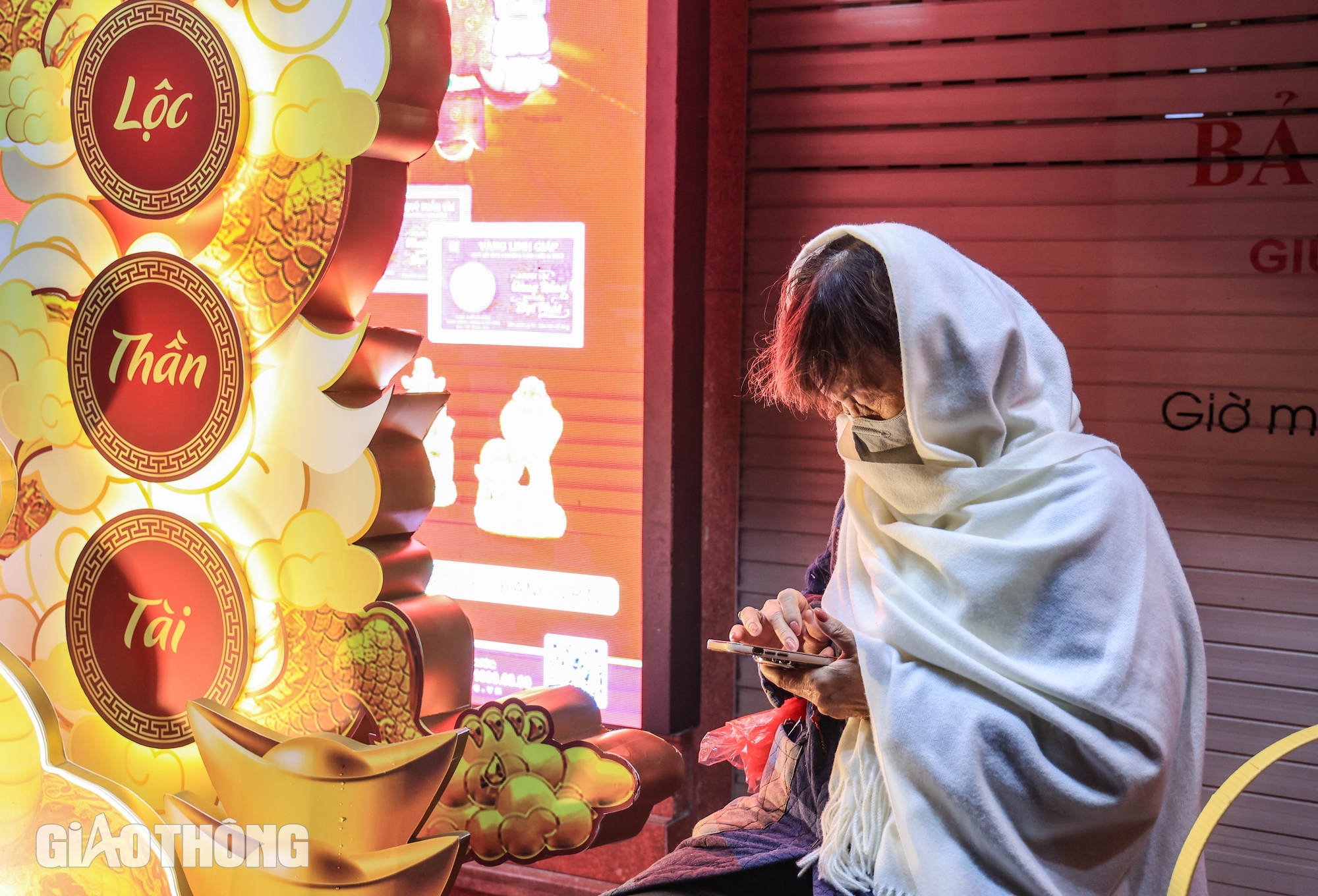 Người Hà Nội dậy từ lúc “gà chưa gáy” chờ mua vàng ngày vía Thần Tài- Ảnh 4. Người Hà Nội dậy từ lúc “gà chưa gáy” chờ mua vàng ngày vía Thần Tài- Ảnh 4.