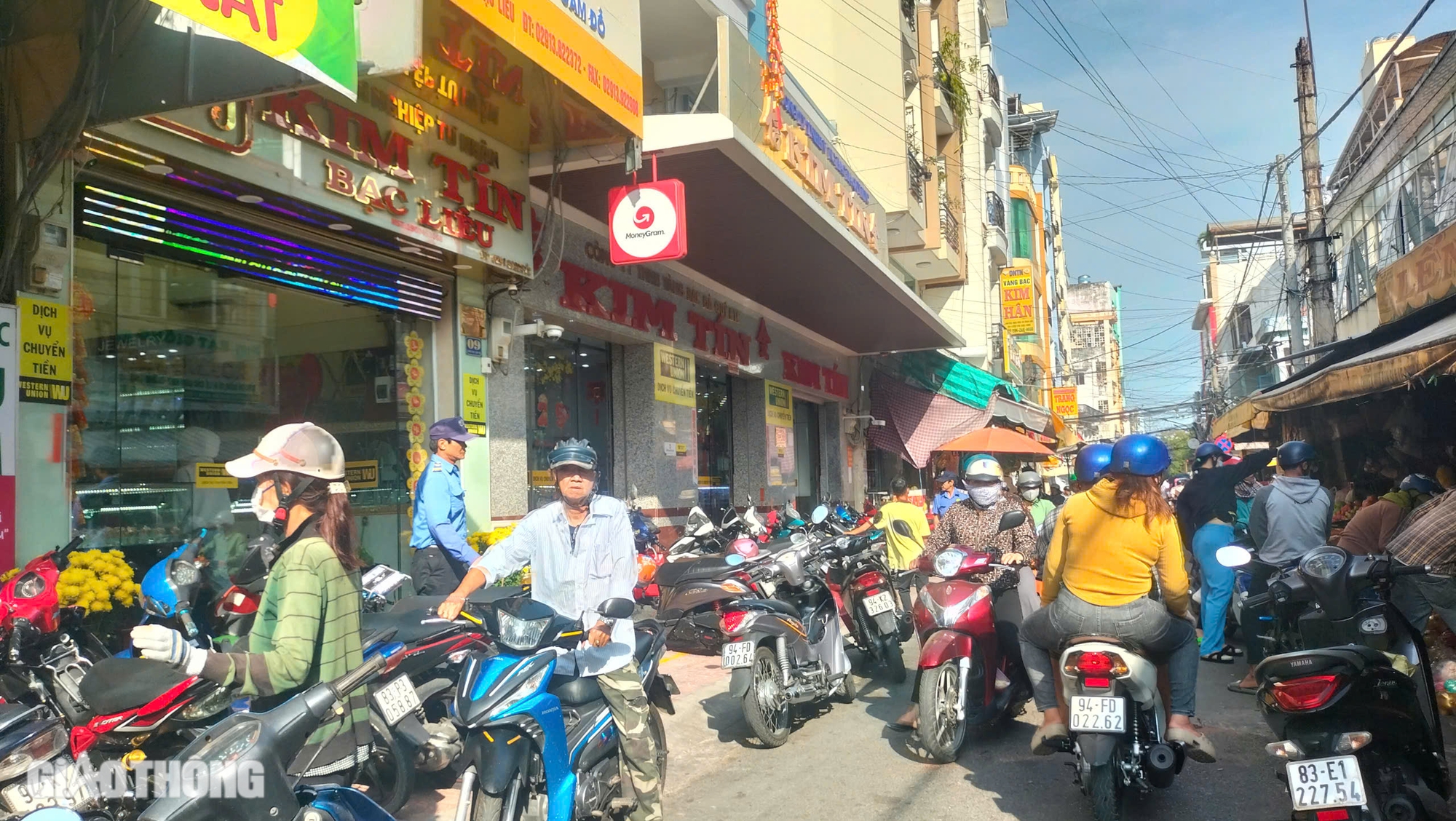 Bạc Liêu: Người dân tấp nập mua lễ vật ngày vía Thần Tài- Ảnh 7. Bạc Liêu: Người dân tấp nập mua lễ vật ngày vía Thần Tài- Ảnh 7.